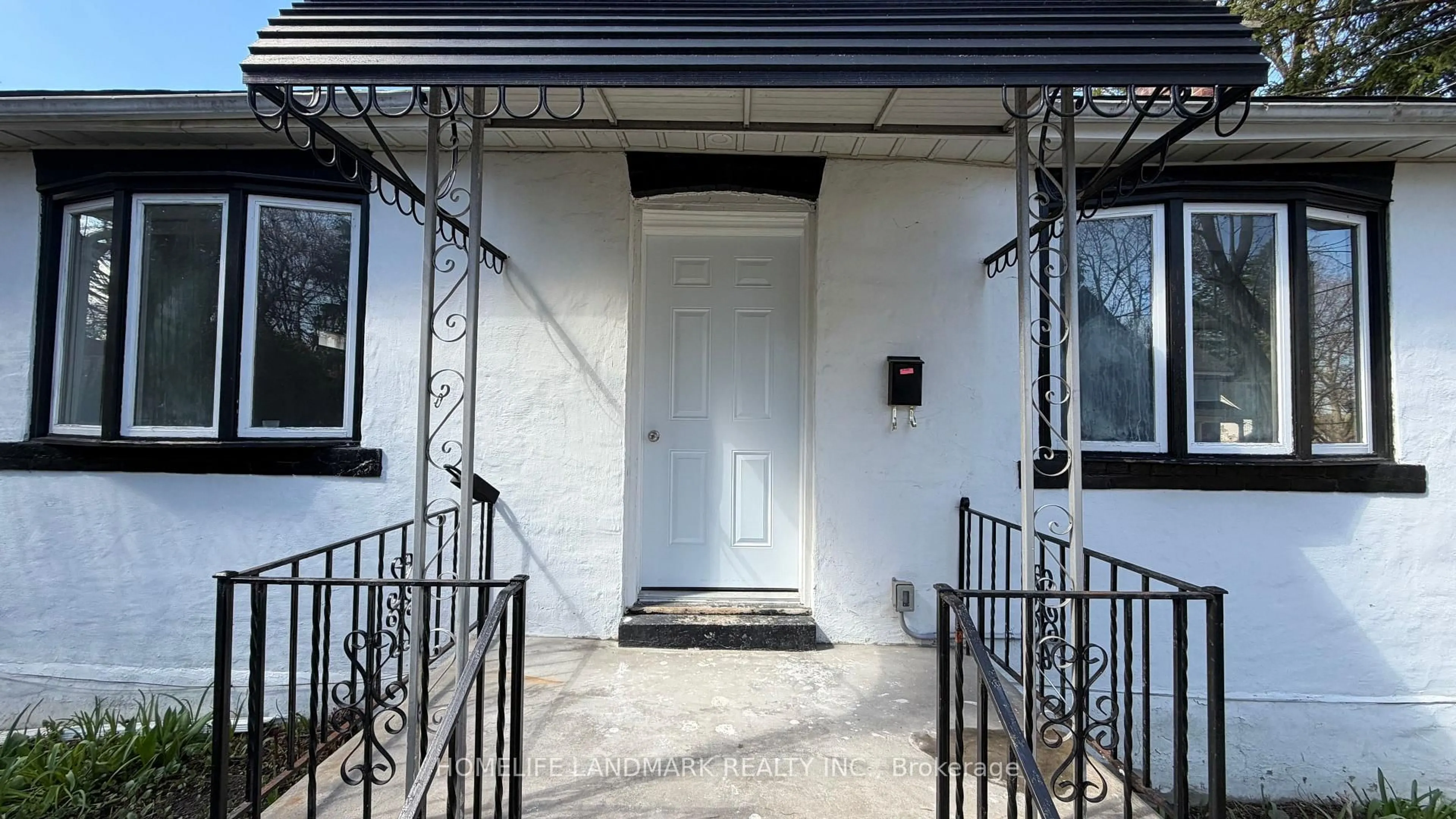 Indoor foyer for 95 Roseview Ave, Richmond Hill Ontario L4C 1C6