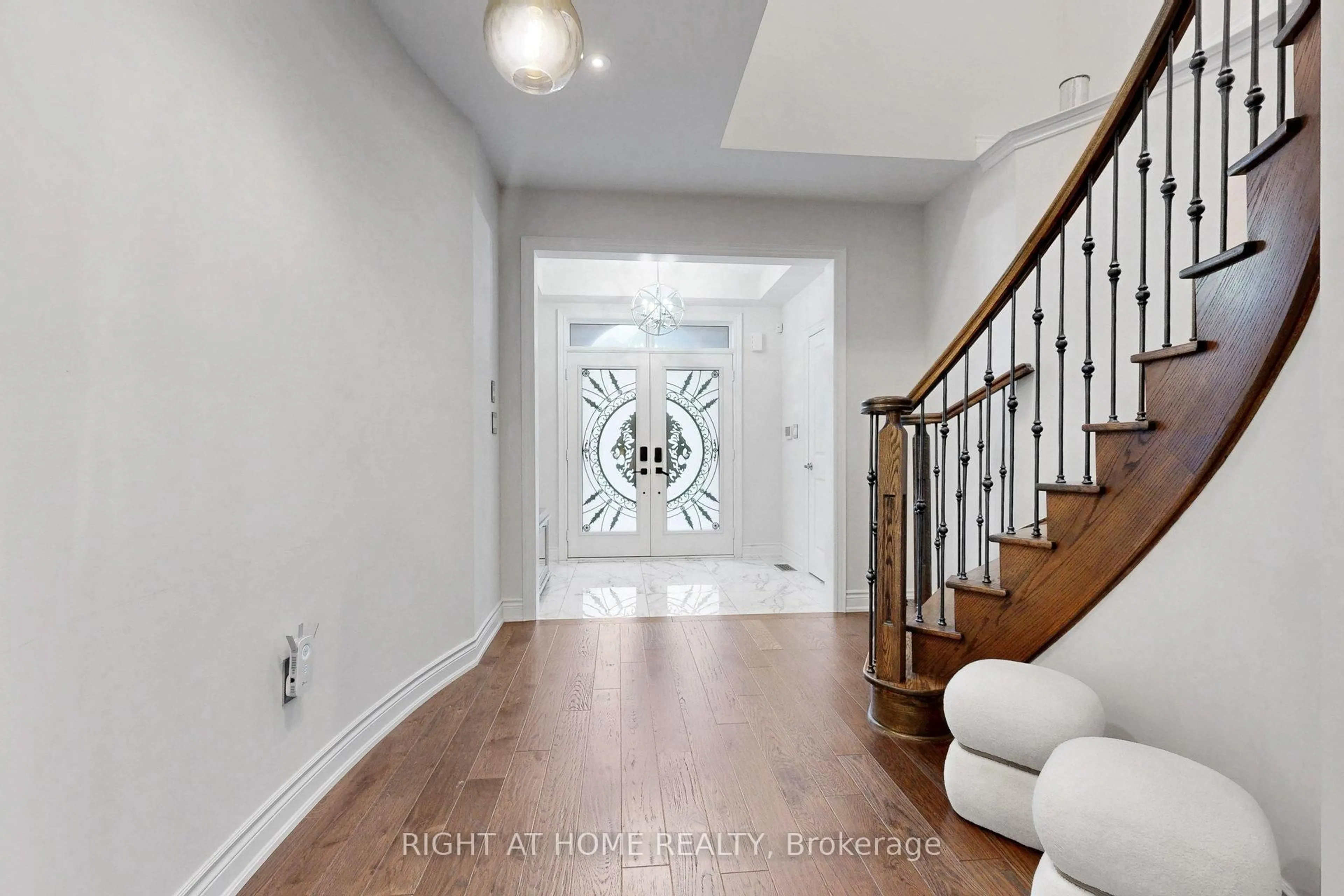 Indoor entryway for 496 Mactier Dr, Vaughan Ontario L4H 4T8