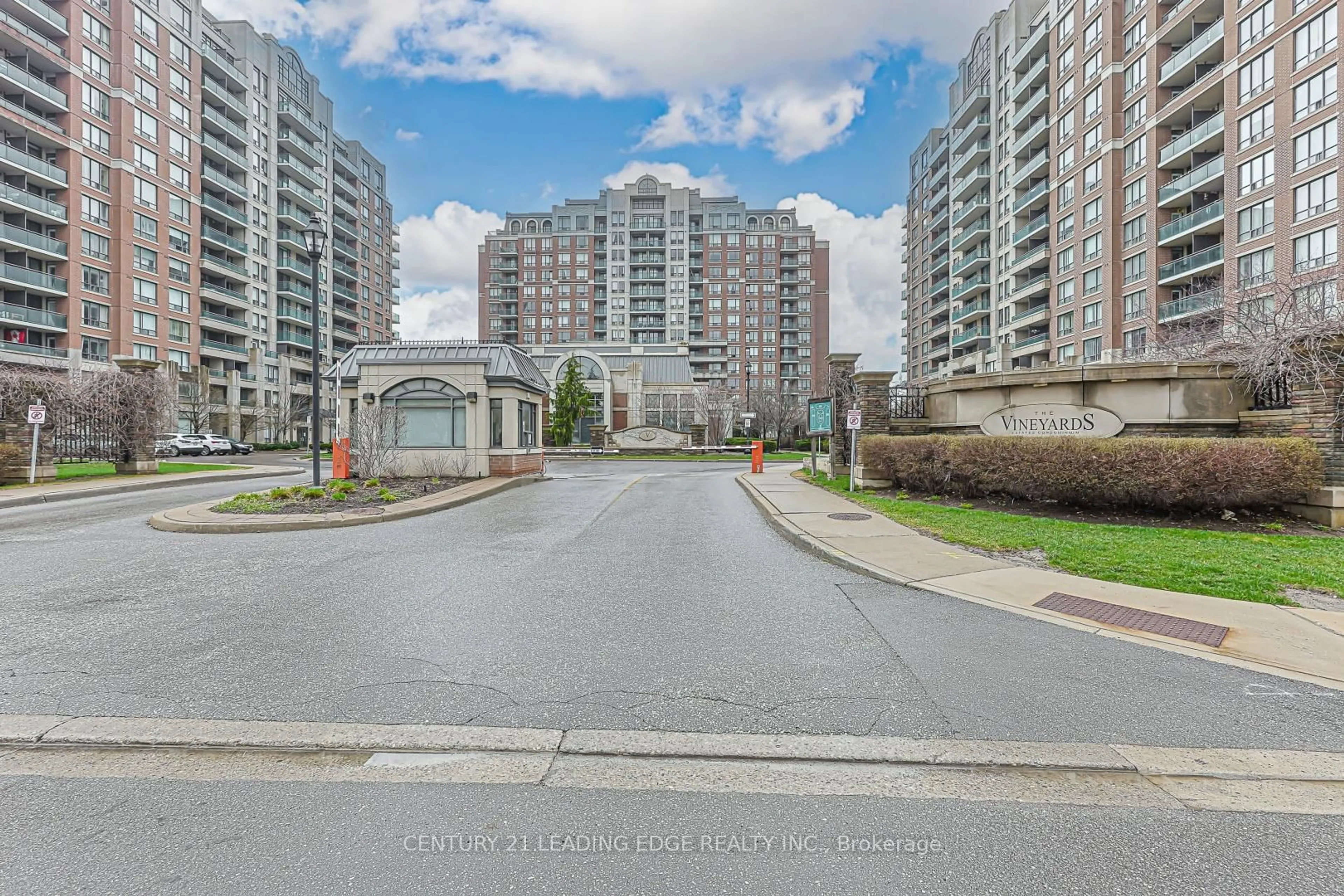A pic from outside/outdoor area/front of a property/back of a property/a pic from drone, street for 330 RED MAPLE Rd #604, Richmond Hill Ontario L4C 0T6