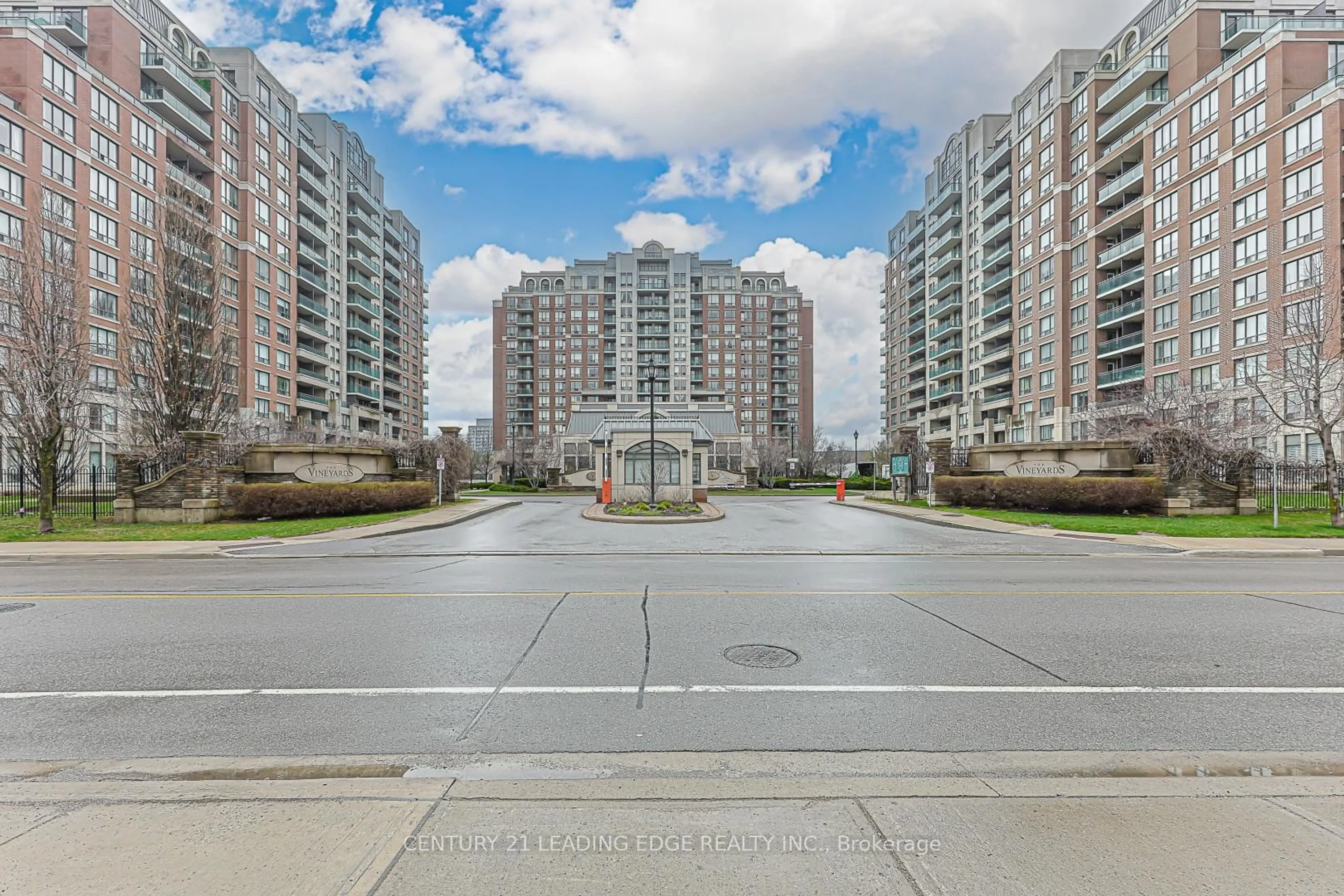 A pic from outside/outdoor area/front of a property/back of a property/a pic from drone, street for 330 RED MAPLE Rd #604, Richmond Hill Ontario L4C 0T6
