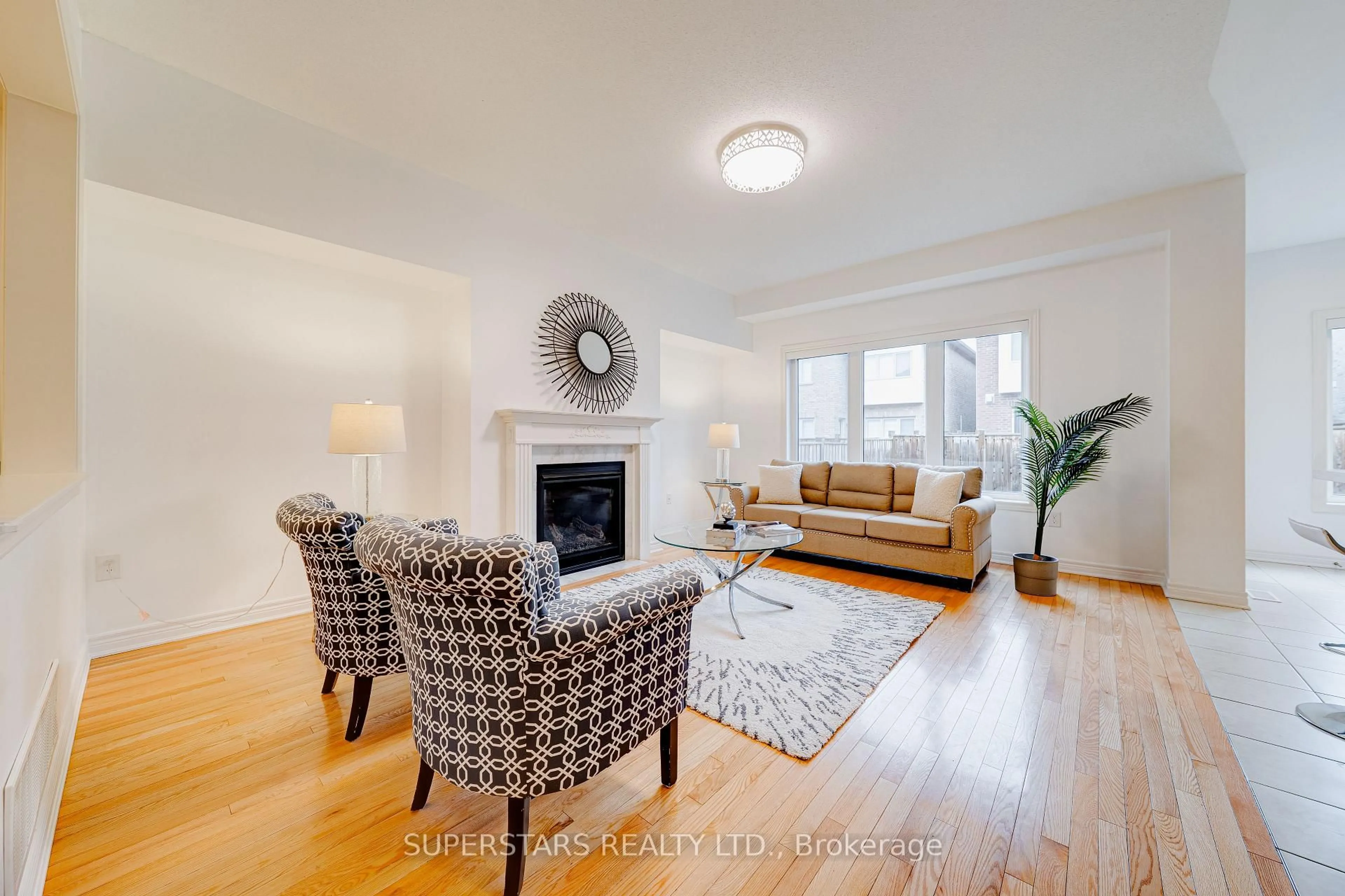 Living room with furniture, wood/laminate floor for 8 Kavanagh Ave, East Gwillimbury Ontario L9N 0P6