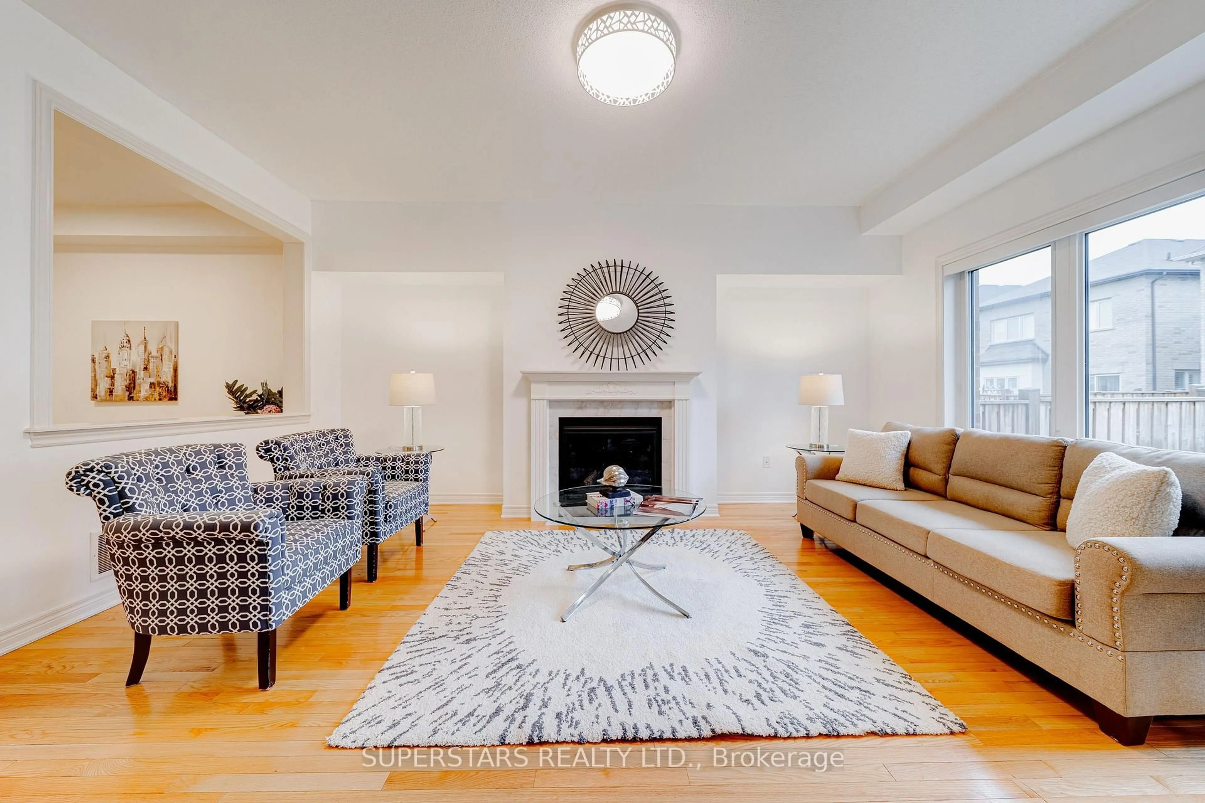 Living room with furniture, unknown for 8 Kavanagh Ave, East Gwillimbury Ontario L9N 0P6