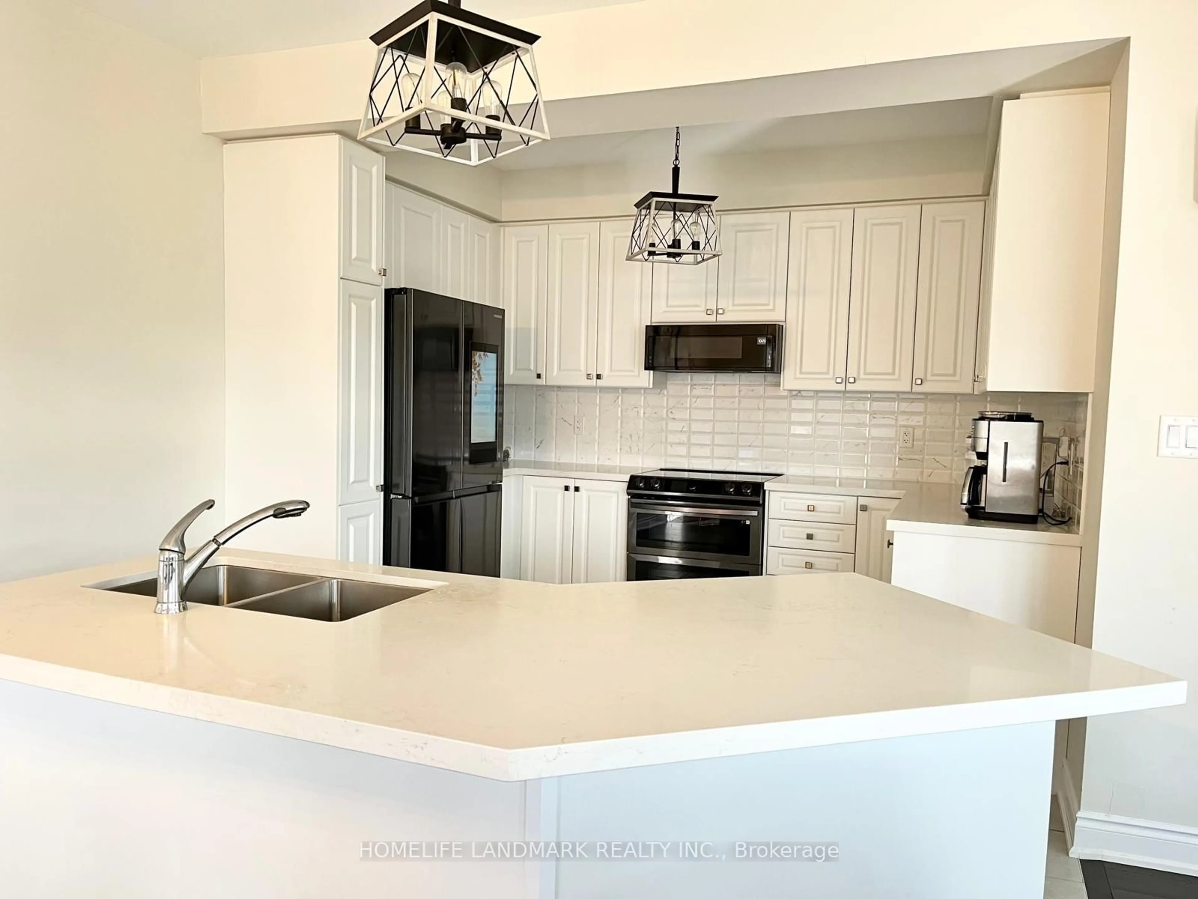 Open concept kitchen, ceramic/tile floor for 43 Lorne Thomas Lorne Thomas Pl, New Tecumseth Ontario L9R 0T8