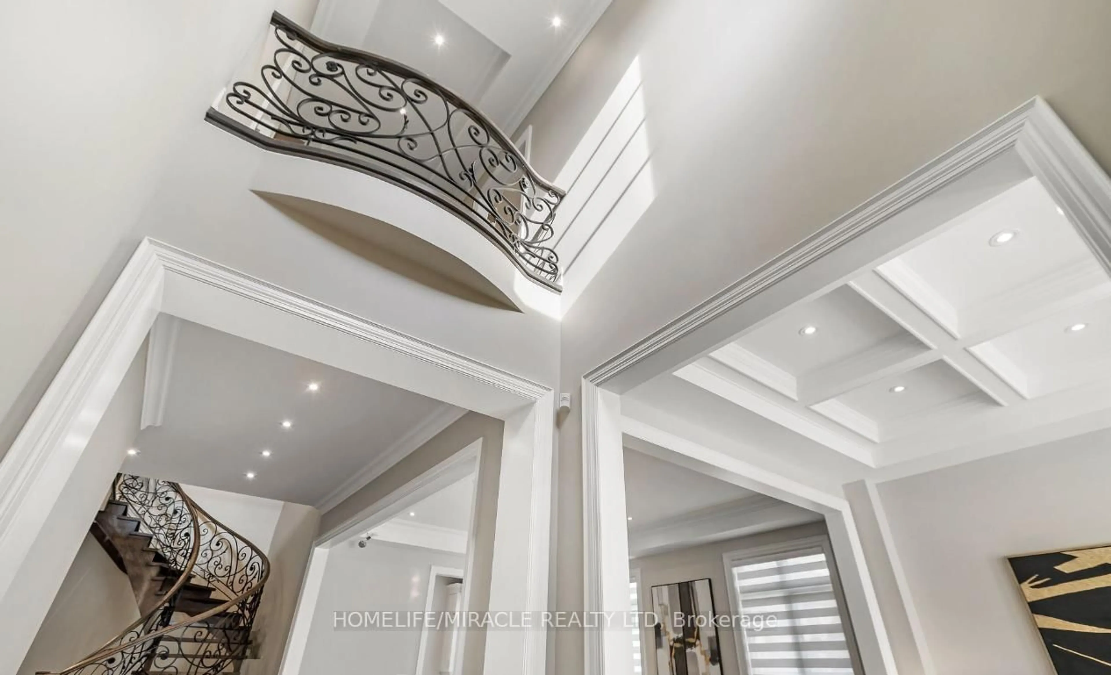 Indoor foyer for 320 TORREY PINES Rd, Vaughan Ontario L4H 3X3