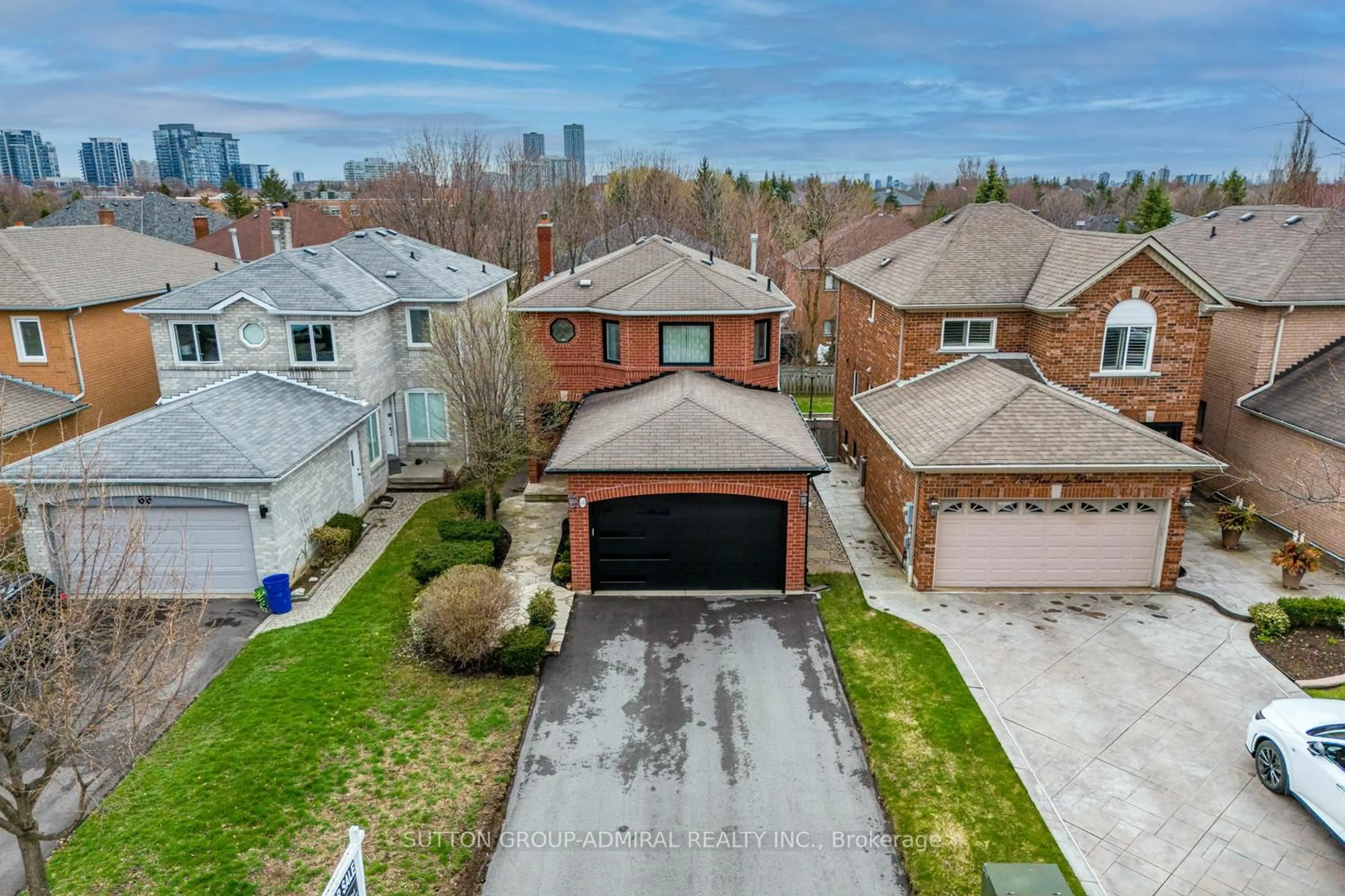 A pic from outside/outdoor area/front of a property/back of a property/a pic from drone, street for 68 Redondo Dr, Vaughan Ontario L4J 7S6