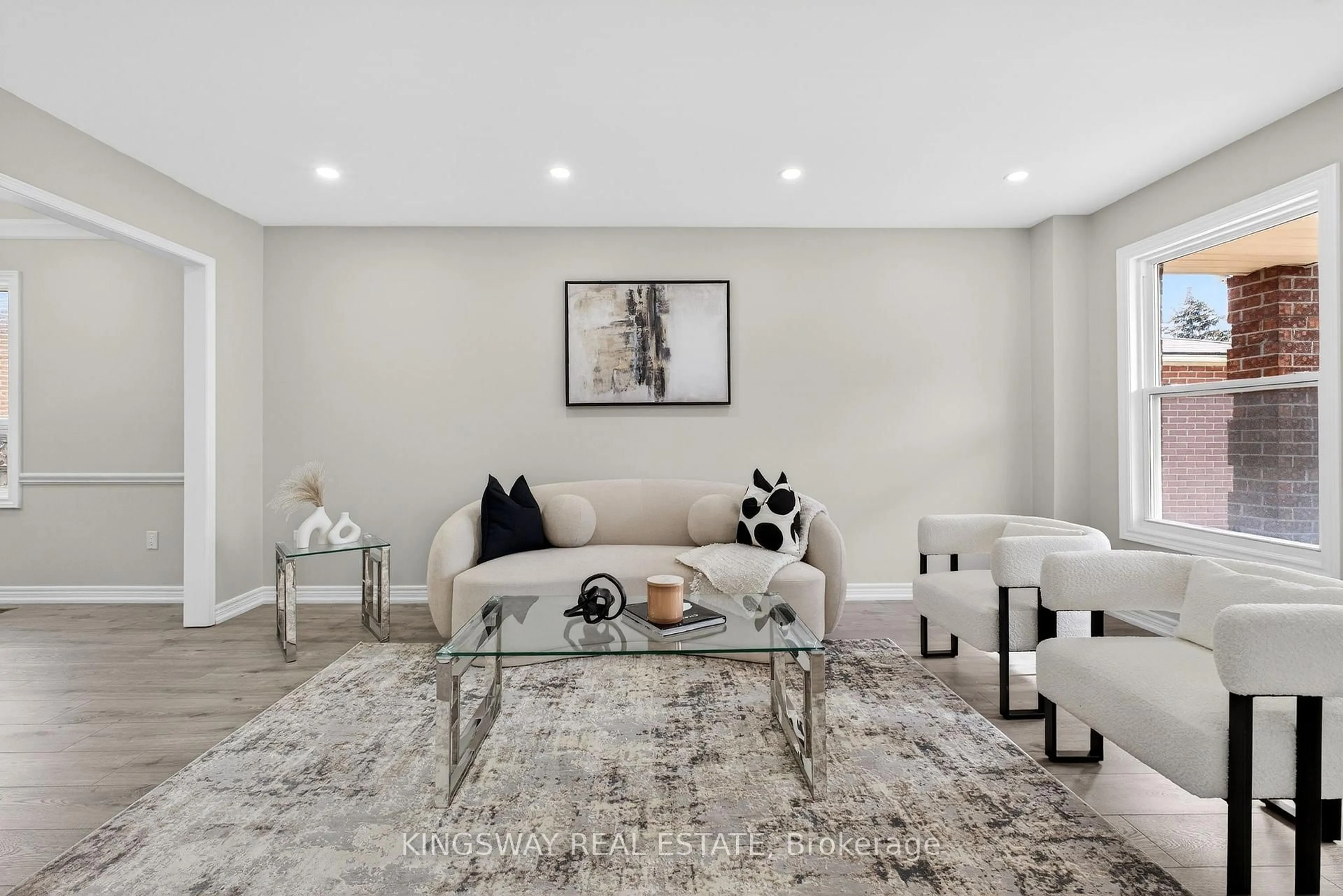 Living room with furniture, unknown for 325 Salisbury Lane, Newmarket Ontario L3Y 8A6