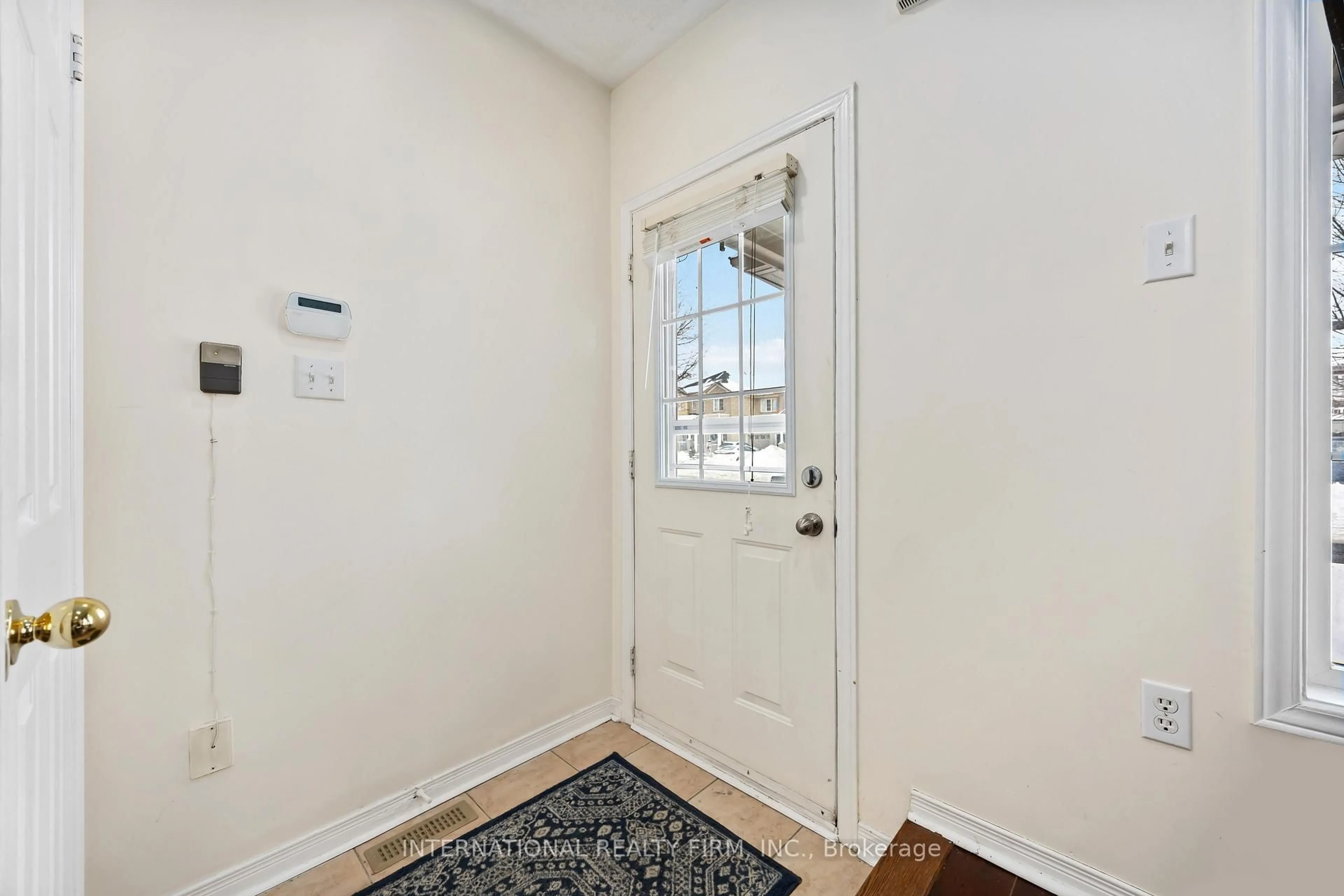 Indoor entryway for 340 Flagstone Way, Newmarket Ontario L3X 2R8