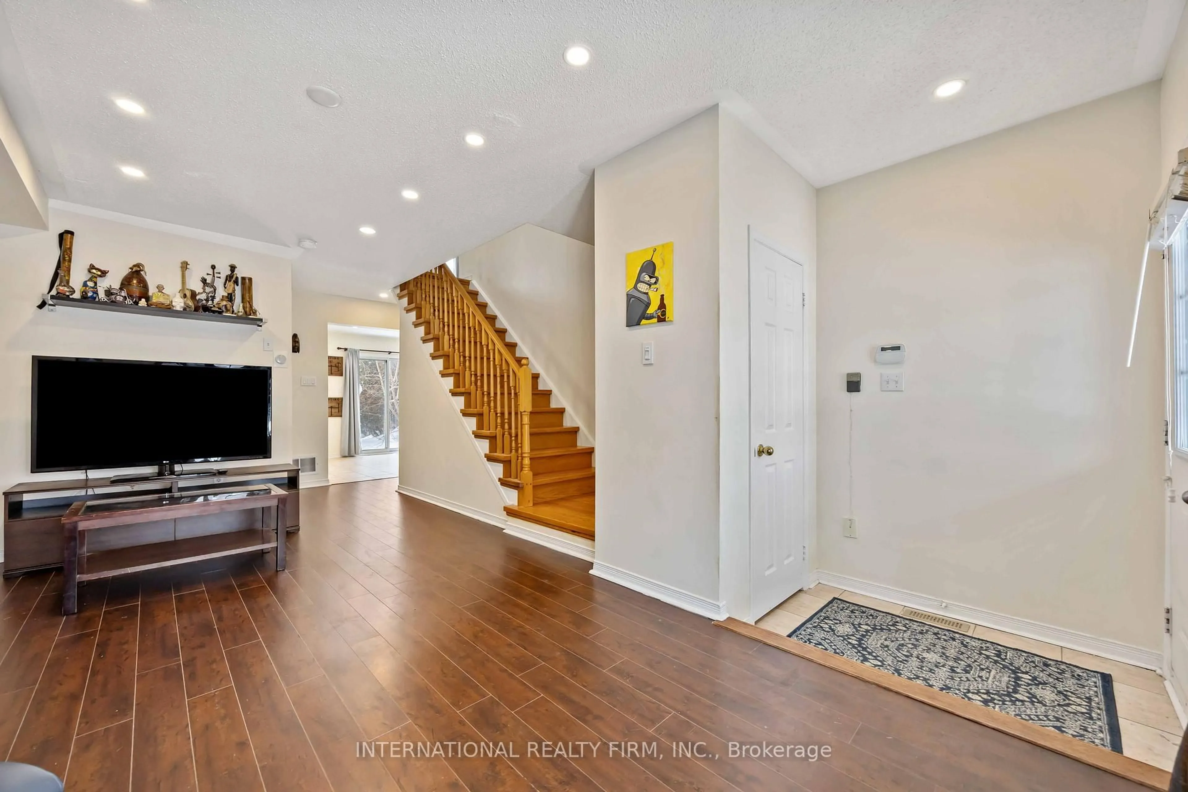 Indoor entryway for 340 Flagstone Way, Newmarket Ontario L3X 2R8