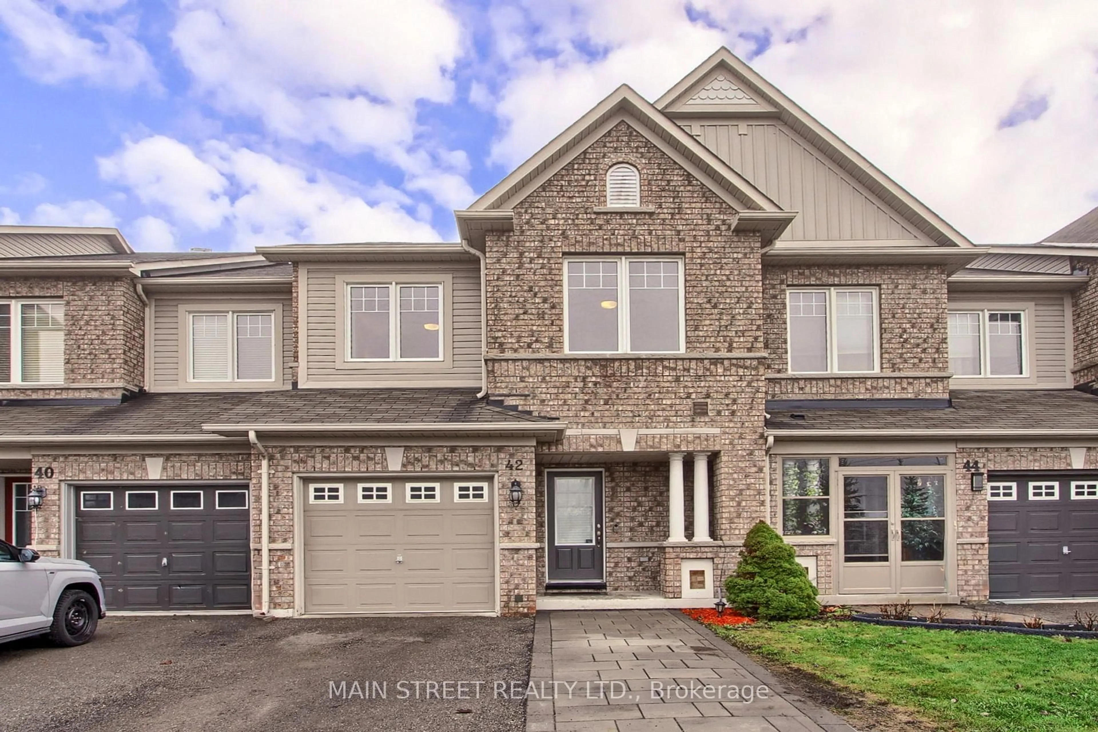 Home with brick exterior material, street for 42 Courtland Cres, Newmarket Ontario L9N 0A9