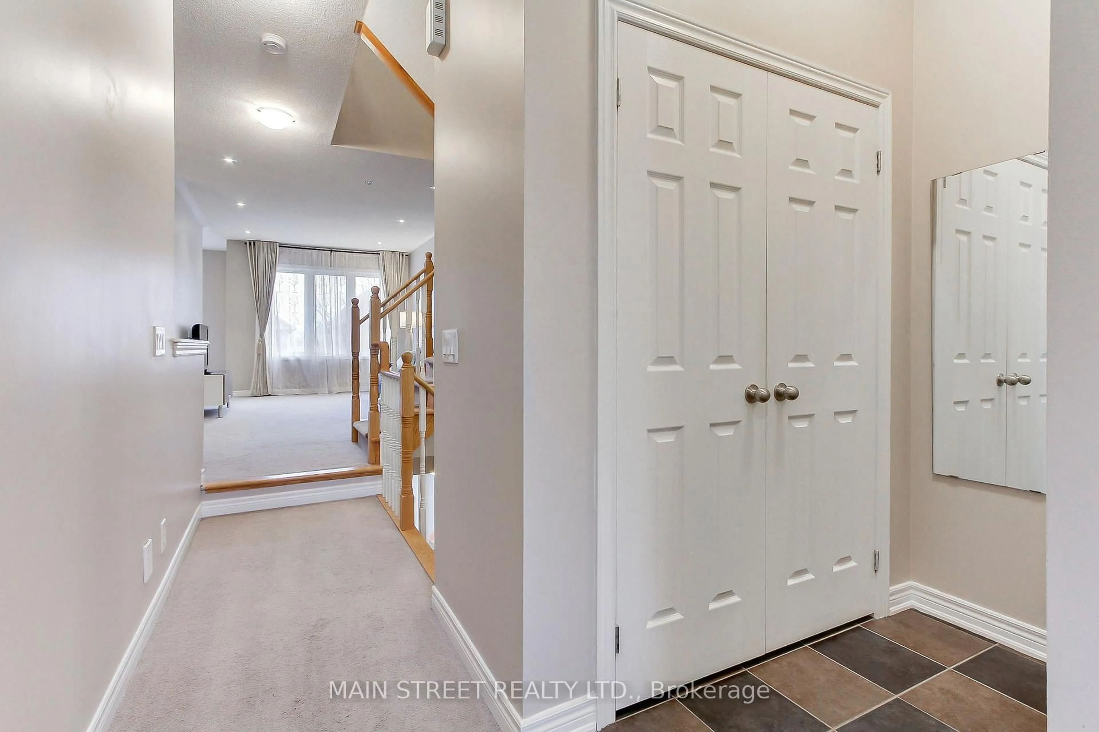 Indoor entryway for 42 Courtland Cres, Newmarket Ontario L9N 0A9