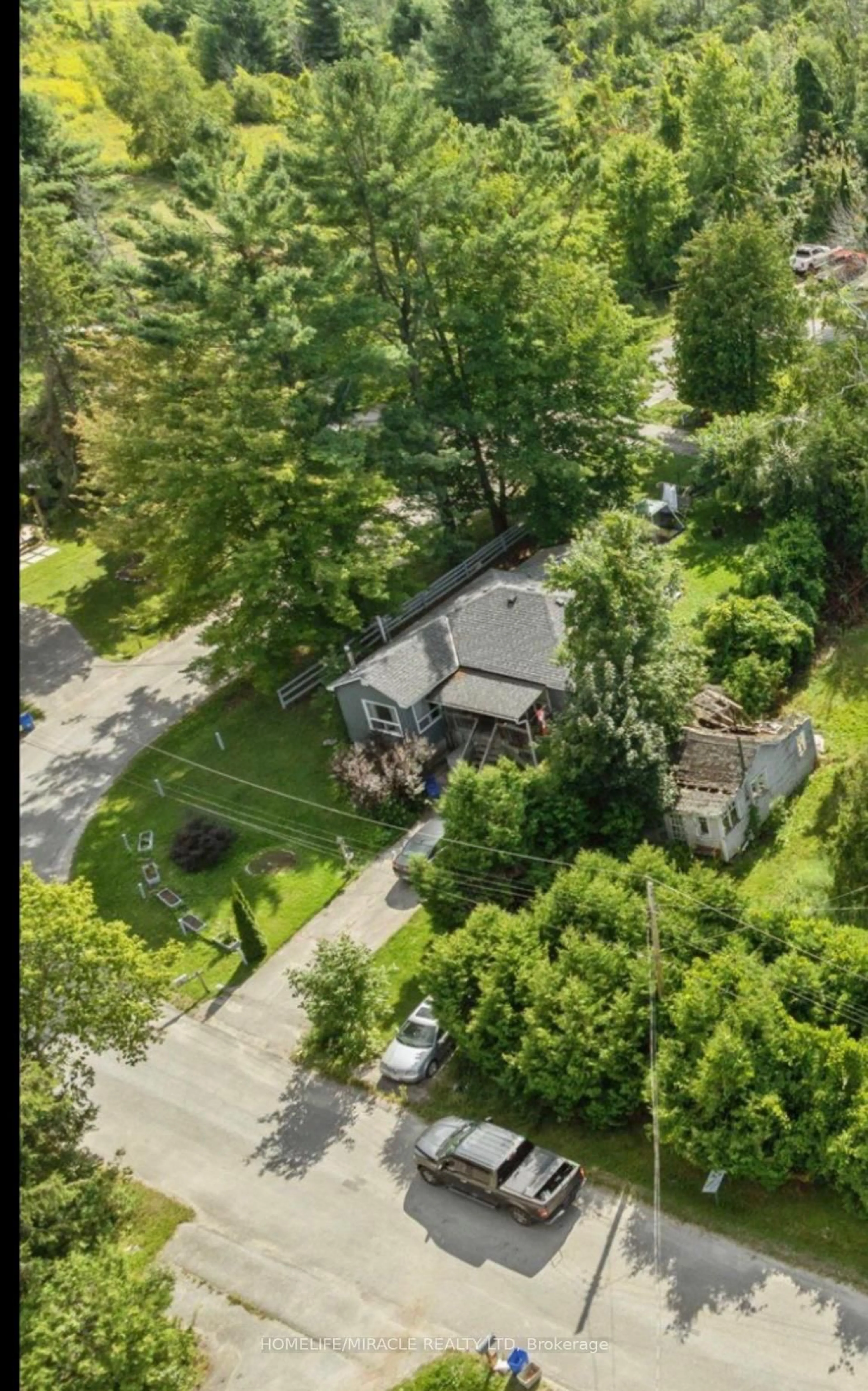 A pic from outside/outdoor area/front of a property/back of a property/a pic from drone, street for 2 Della St, Georgina Ontario L0E 1R0