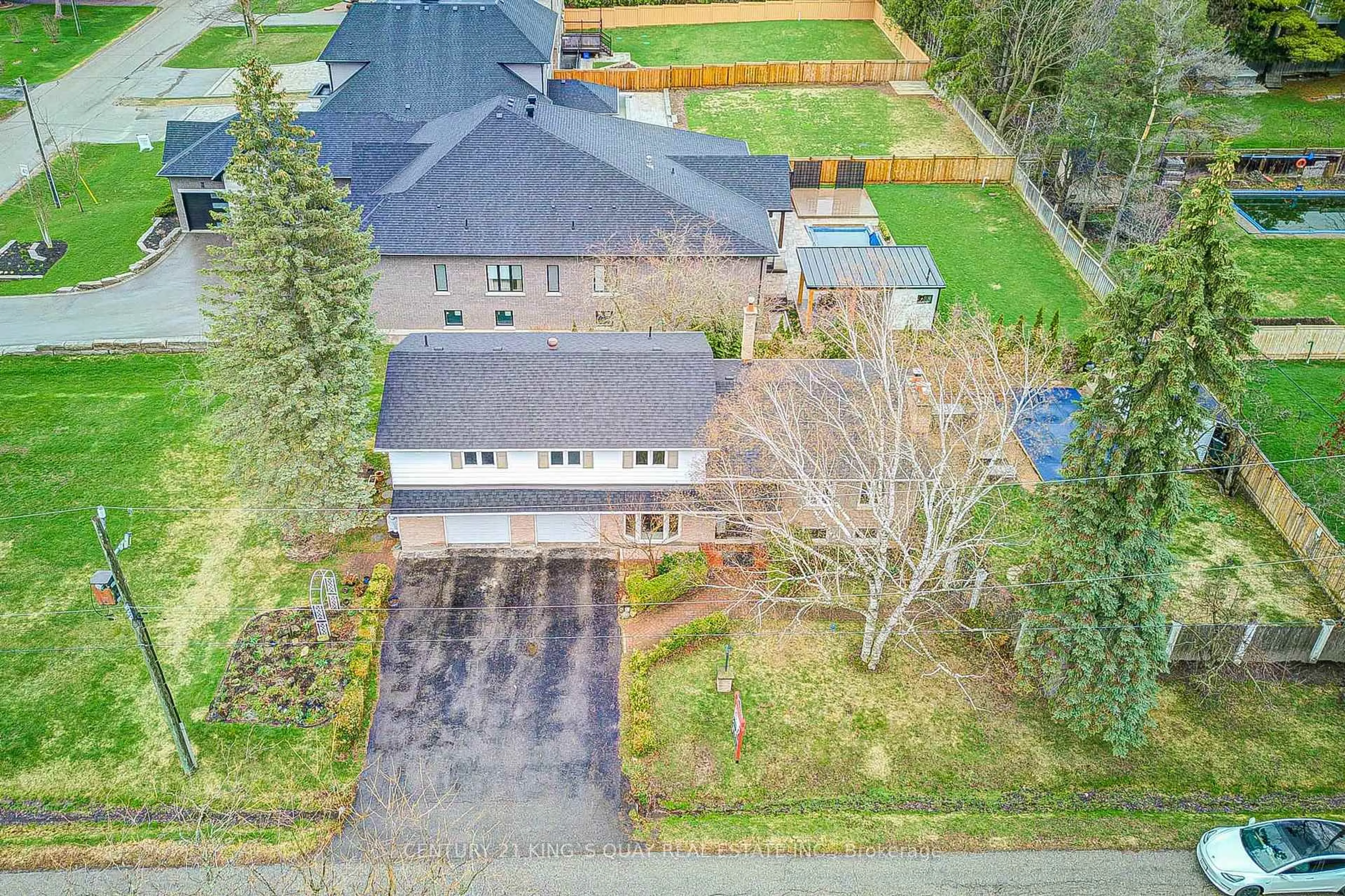 A pic from outside/outdoor area/front of a property/back of a property/a pic from drone, street for 11 George St, East Gwillimbury Ontario L0G 1V0