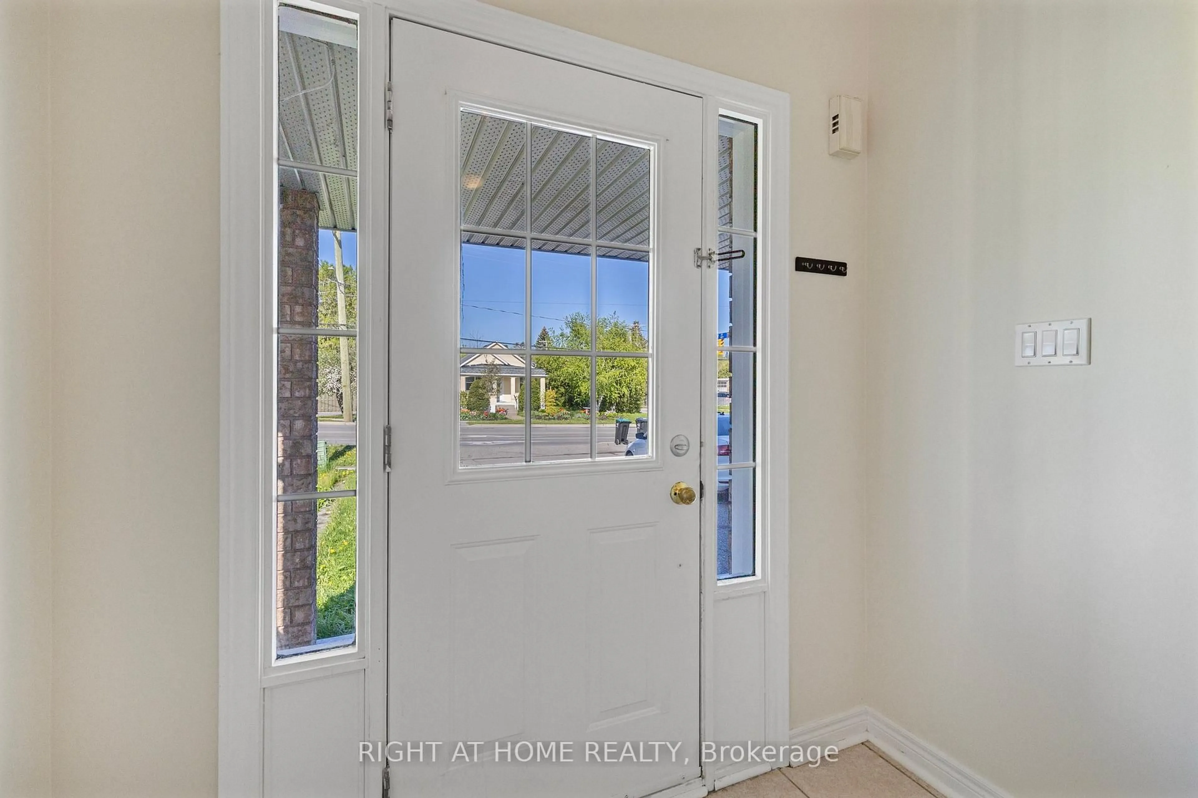 Indoor entryway for 173 Simcoe Rd, Bradford West Gwillimbury Ontario L3Z 1Y3