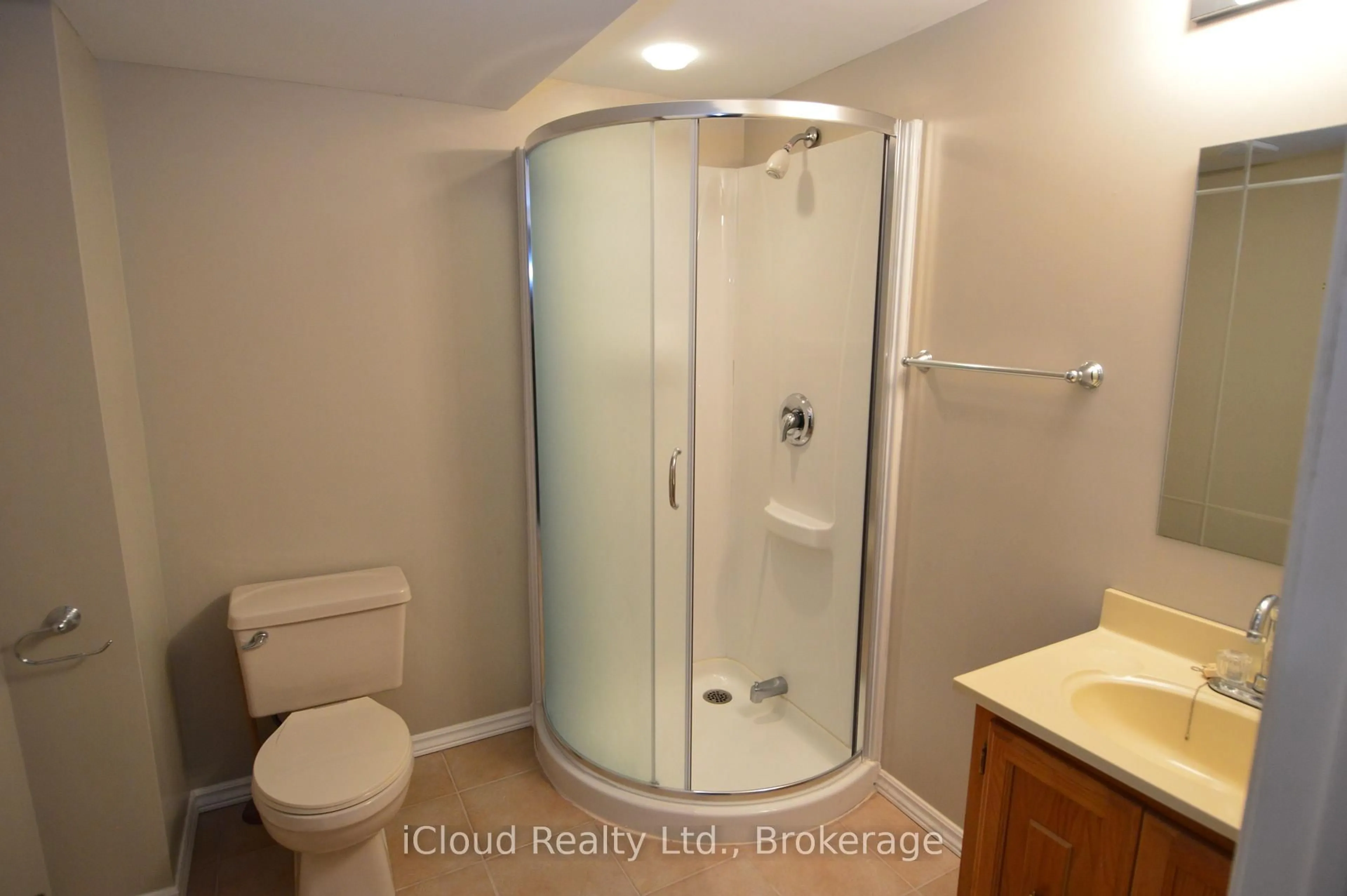 Standard bathroom, ceramic/tile floor for 101 Riverview Rd #32, New Tecumseth Ontario L9R 1S4