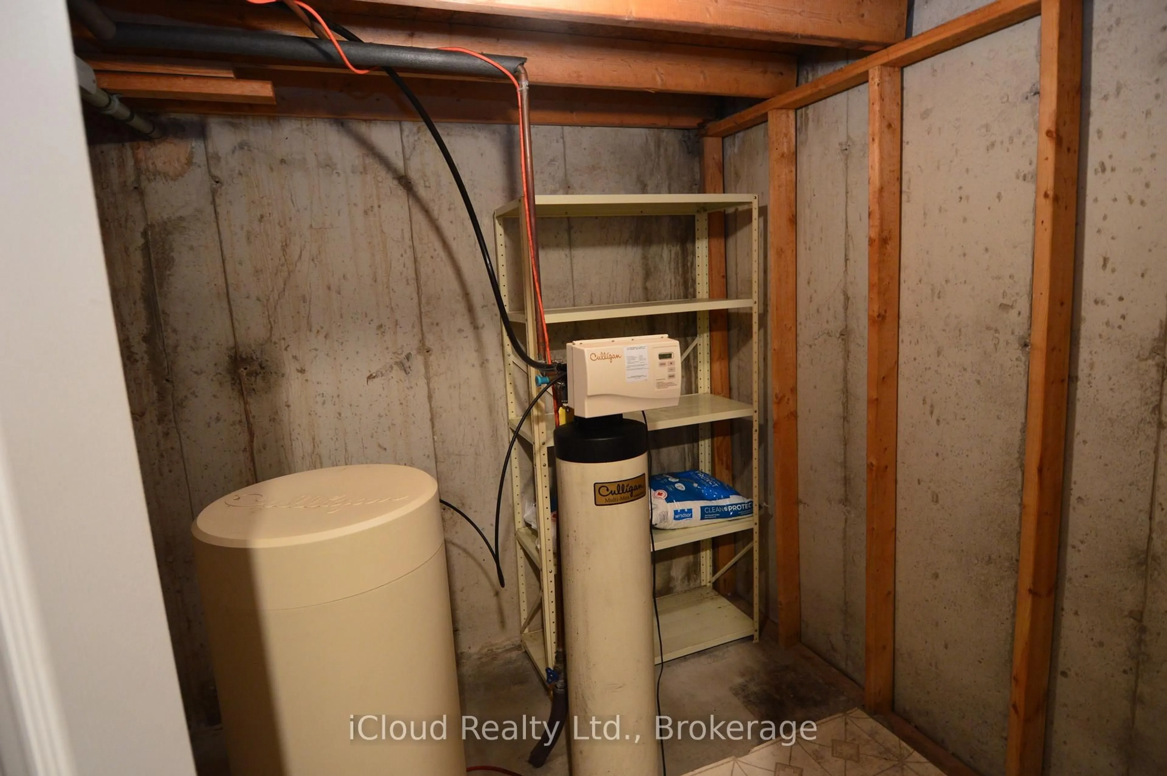 Storage room or clothes room or walk-in closet for 101 Riverview Rd #32, New Tecumseth Ontario L9R 1S4