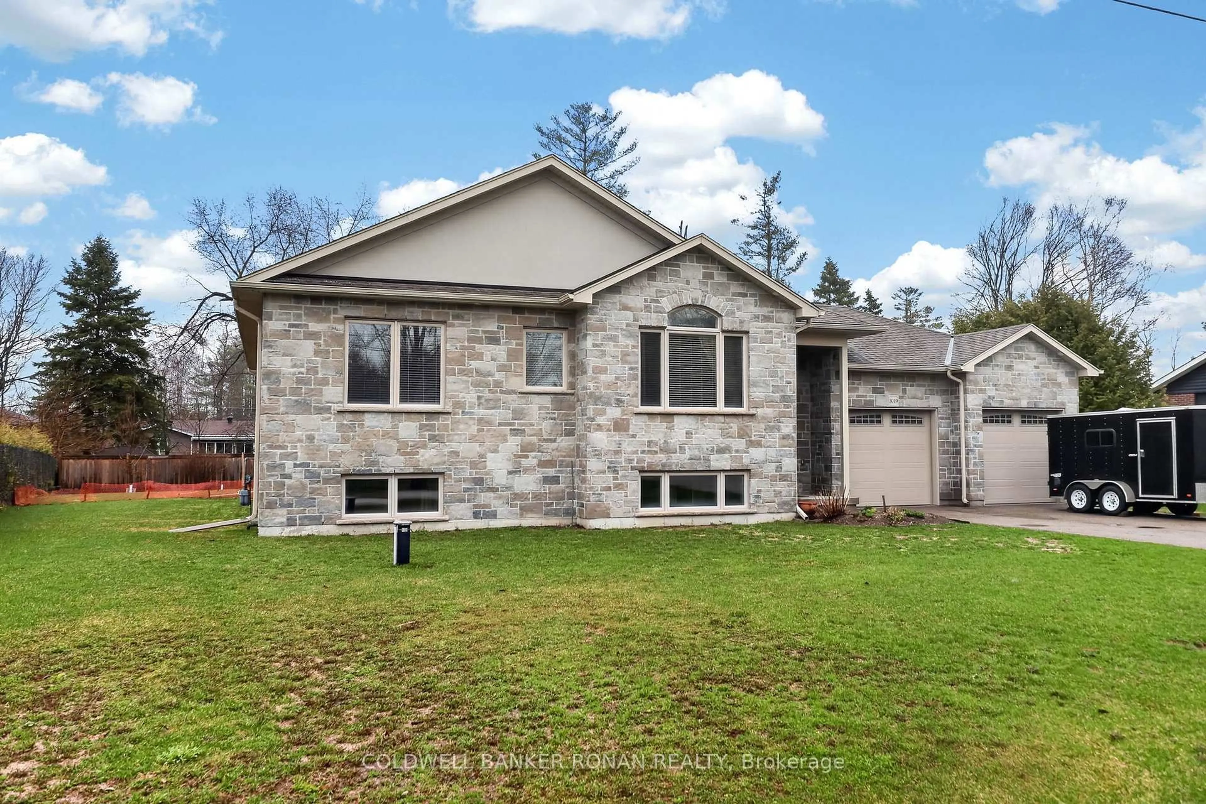 Home with brick exterior material, street for 3019 Sandy Cove Dr, Innisfil Ontario L9S 2K1