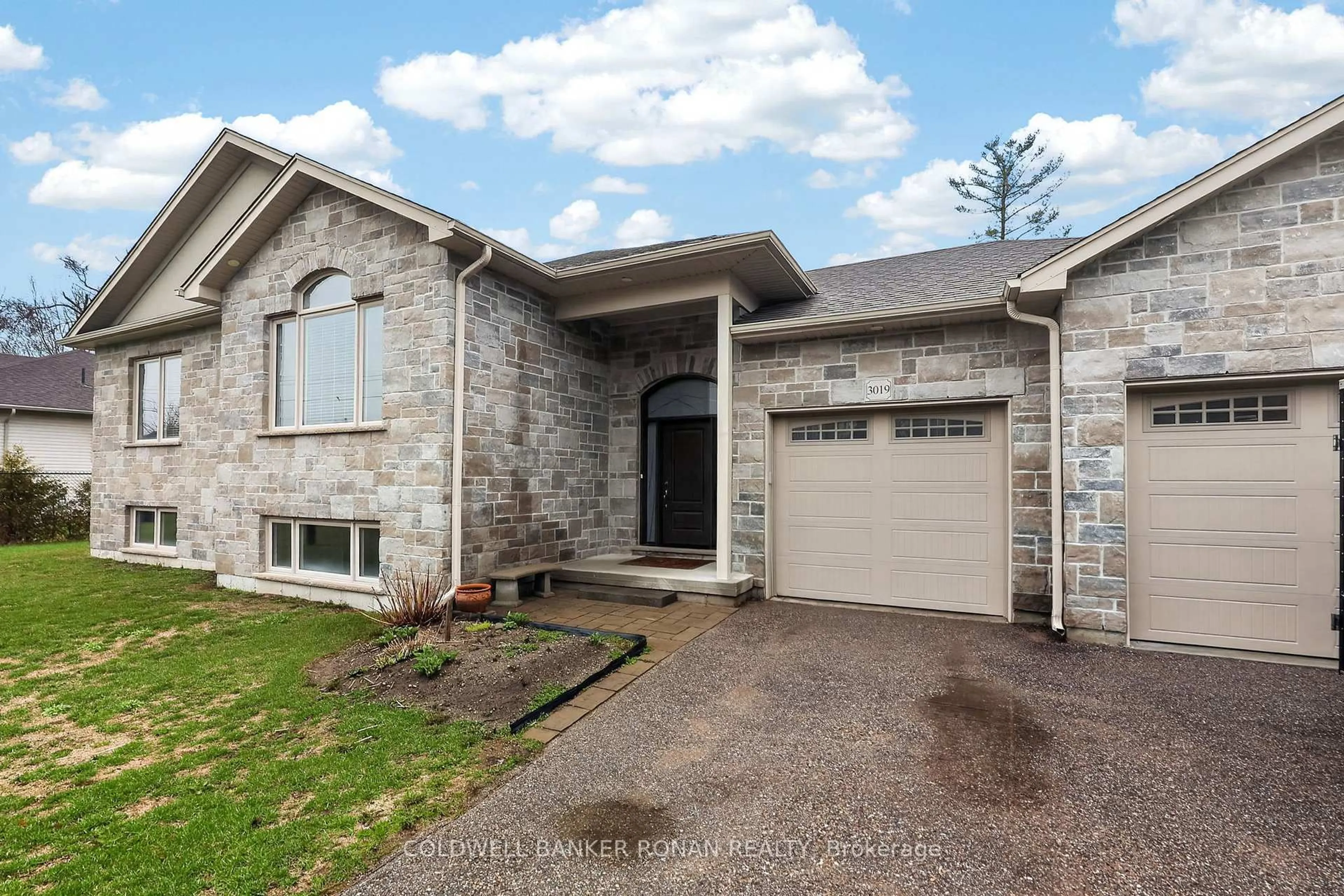 Home with brick exterior material, street for 3019 Sandy Cove Dr, Innisfil Ontario L9S 2K1