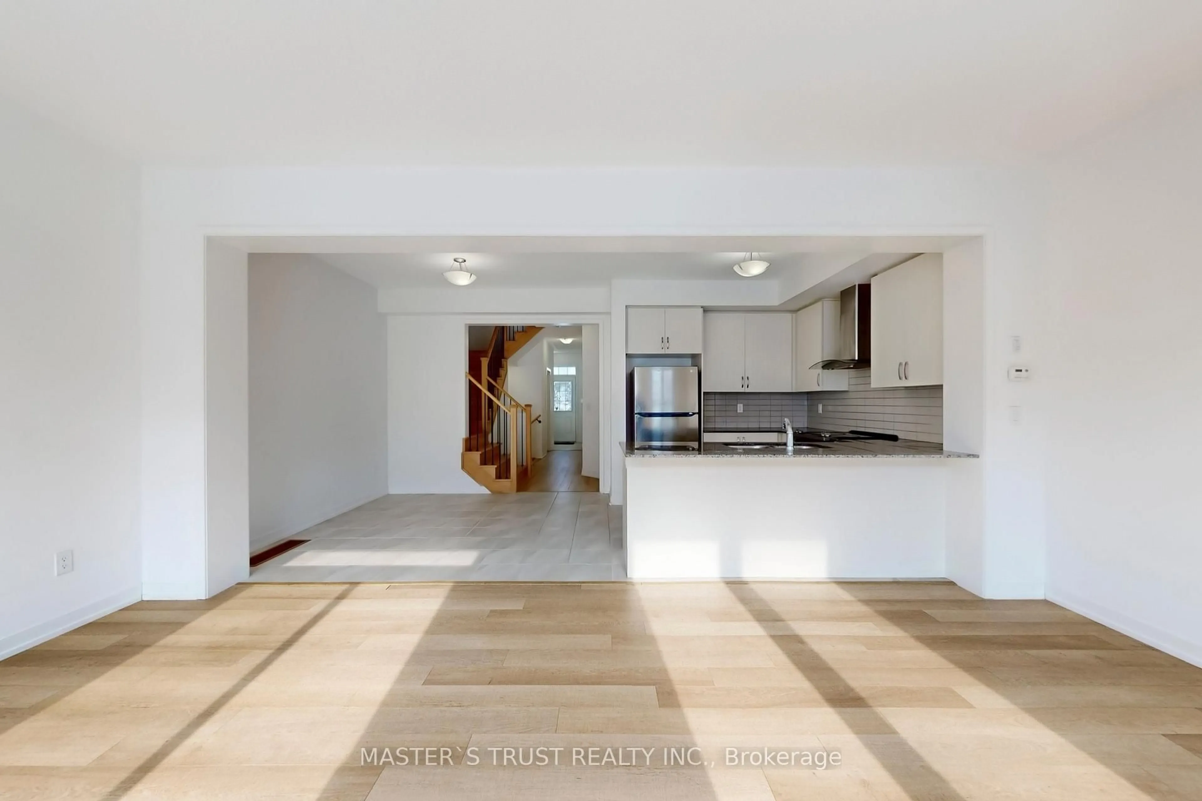 Open concept kitchen, unknown for 208 Harding Park St, Newmarket Ontario L3Y 0E3