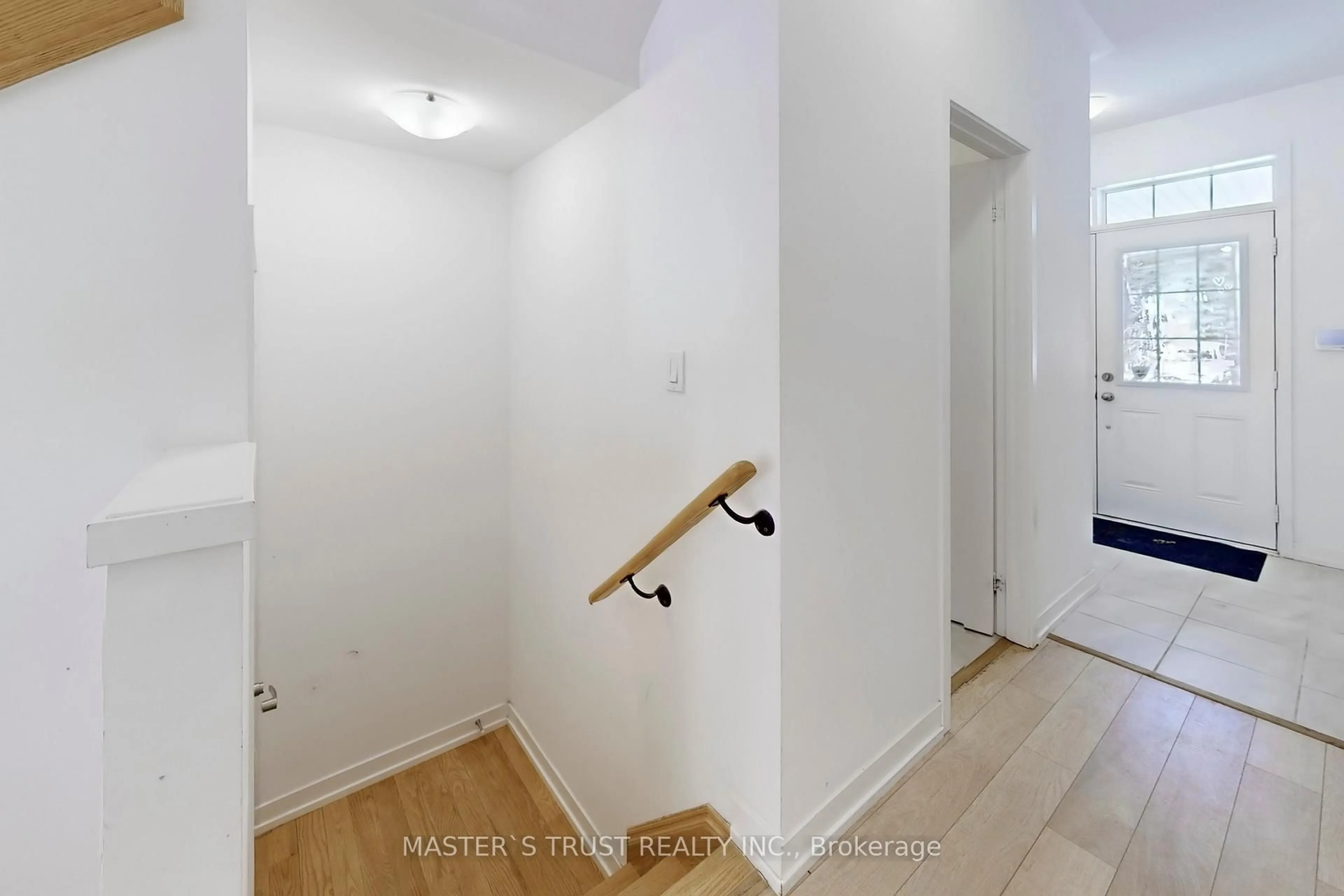 Indoor entryway for 208 Harding Park St, Newmarket Ontario L3Y 0E3