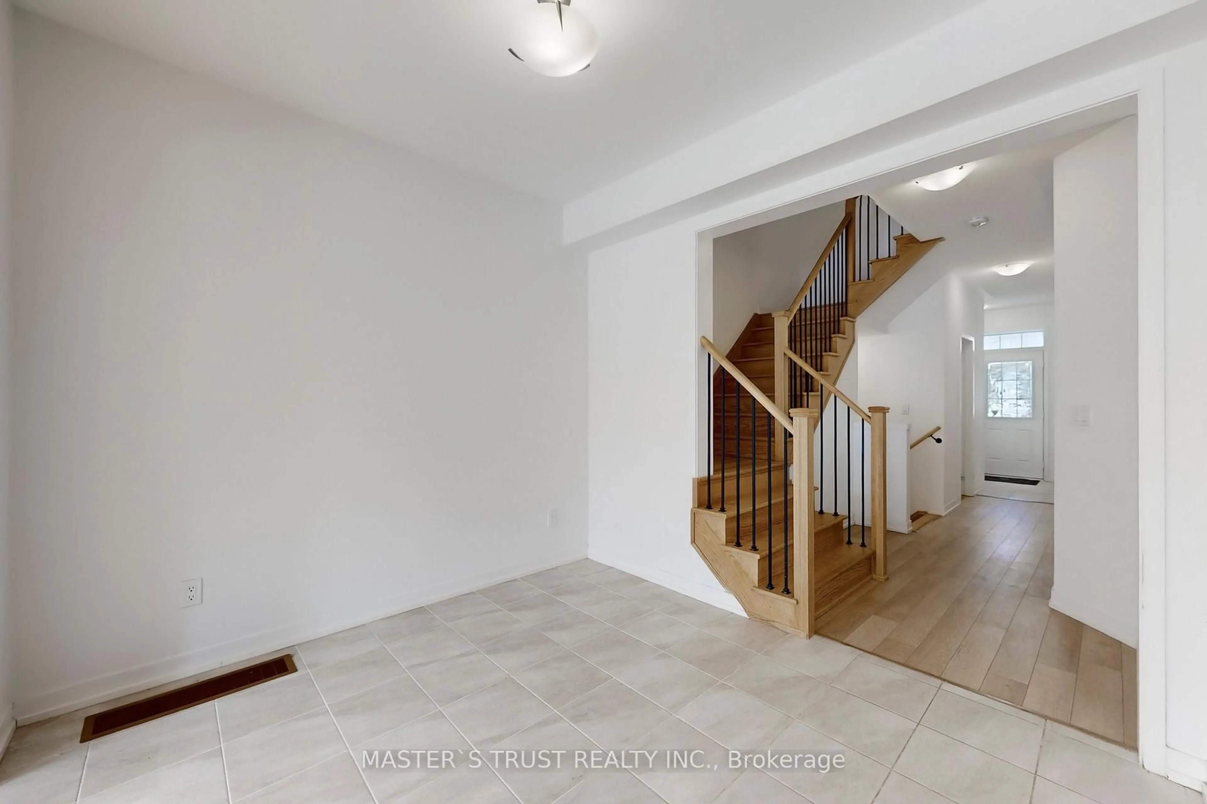 Unknown for 208 Harding Park St, Newmarket Ontario L3Y 0E3