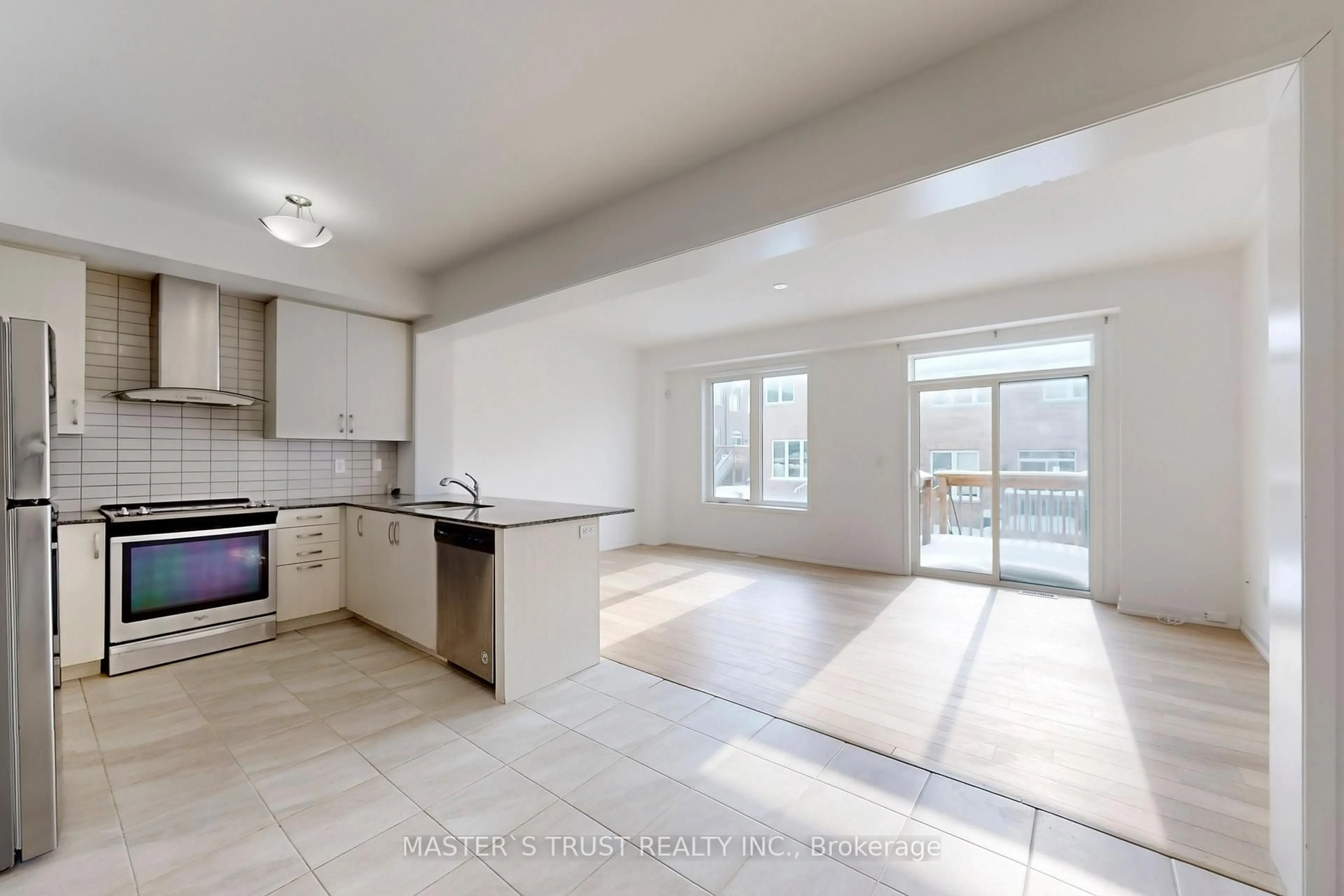 Open concept kitchen, ceramic/tile floor for 208 Harding Park St, Newmarket Ontario L3Y 0E3