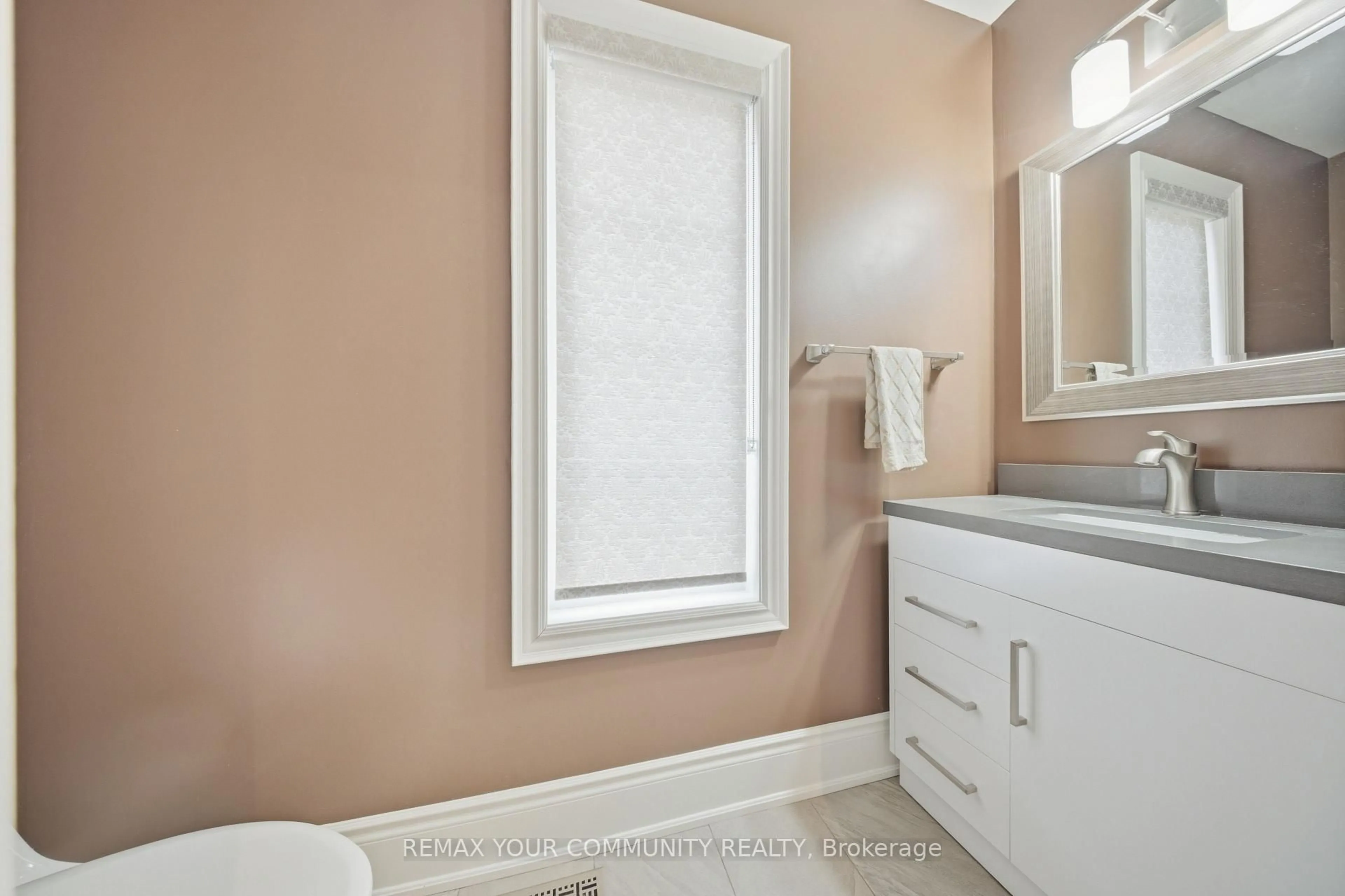Standard bathroom, ceramic/tile floor for 68 Goyo Gate, Vaughan Ontario L6A 3T3