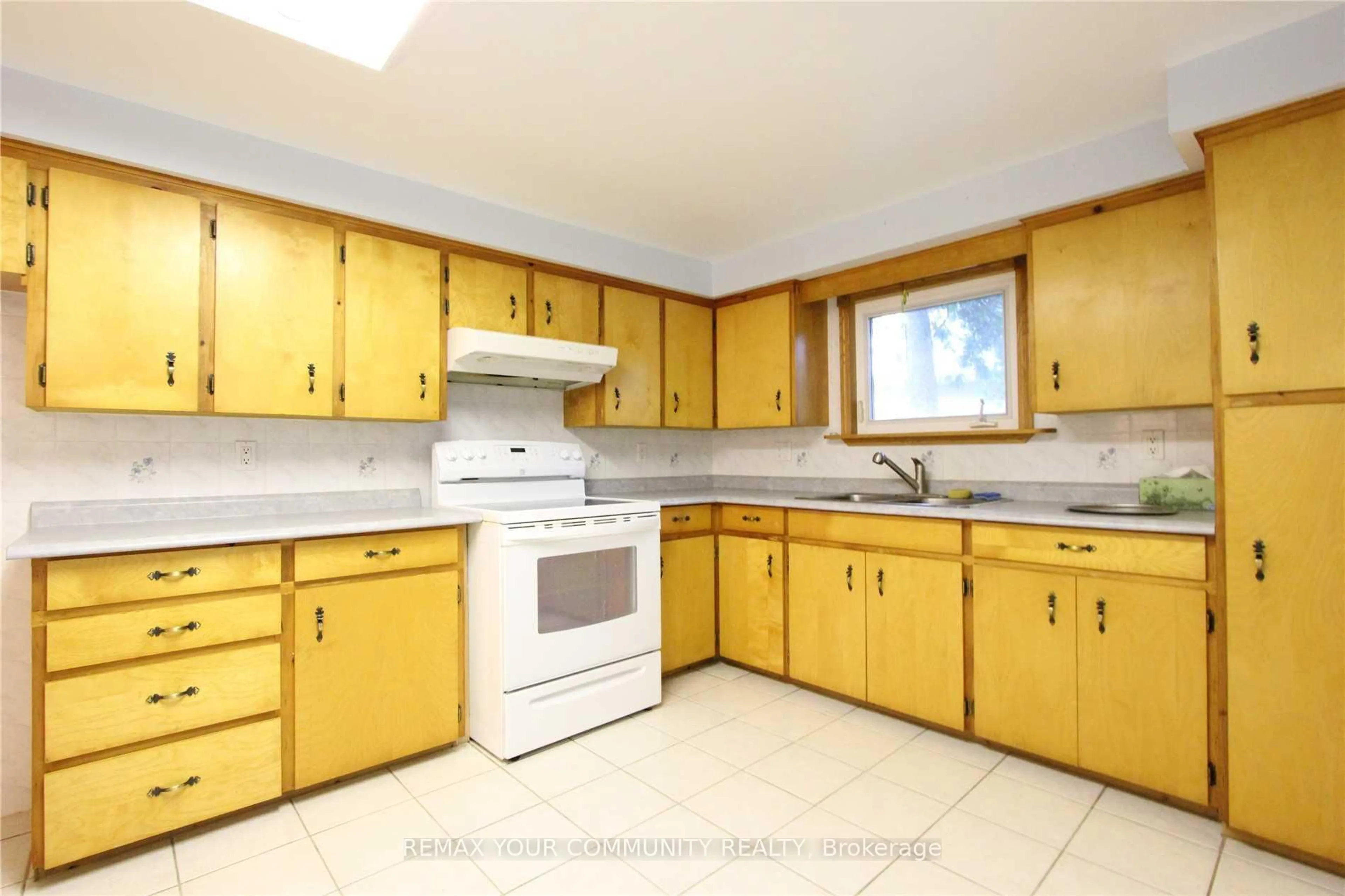 Standard kitchen, unknown for 184 Riverbank Dr, Georgina Ontario L0E 1N0