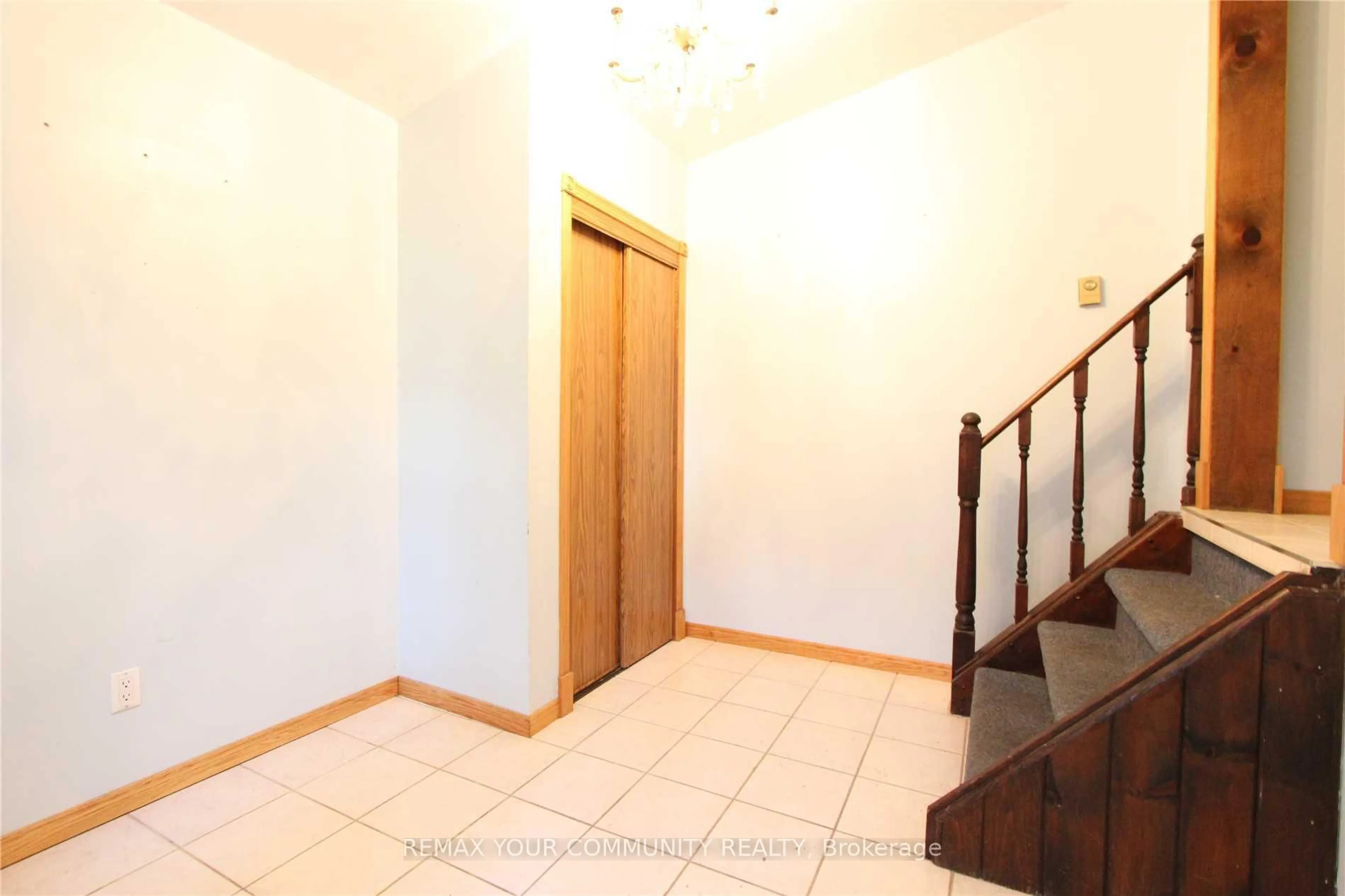 Indoor foyer for 184 Riverbank Dr, Georgina Ontario L0E 1N0