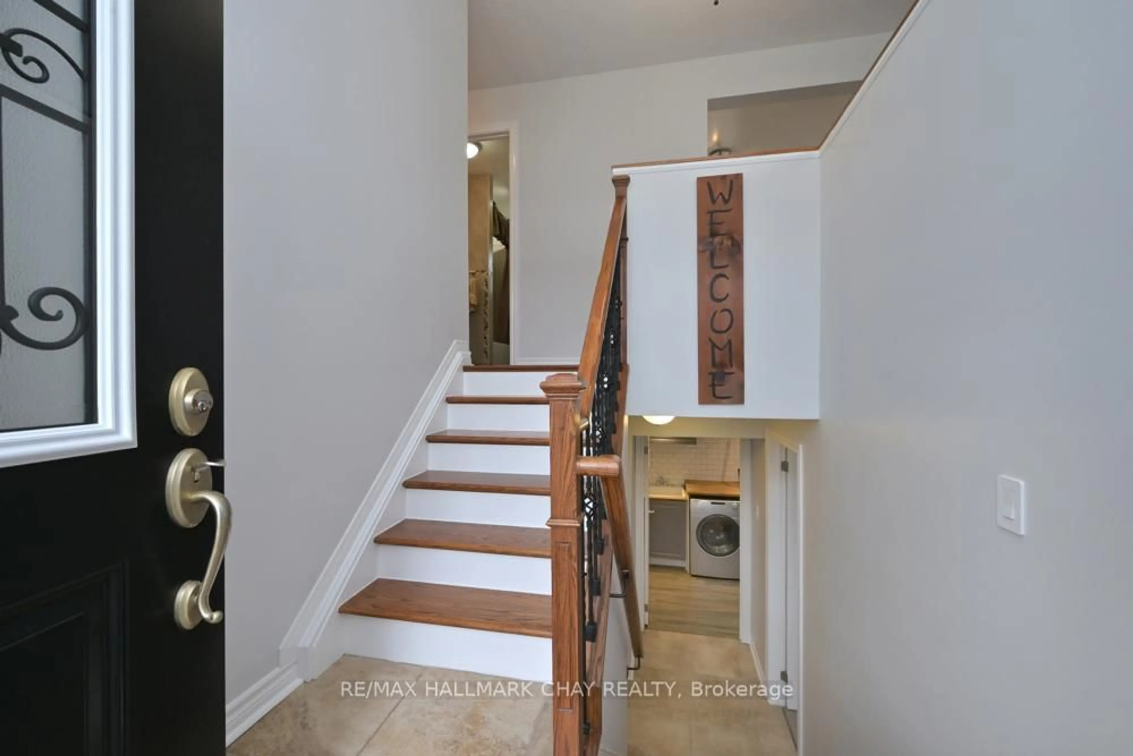 Indoor entryway for 36 Moore Ave, Adjala-Tosorontio Ontario L0M 1J0