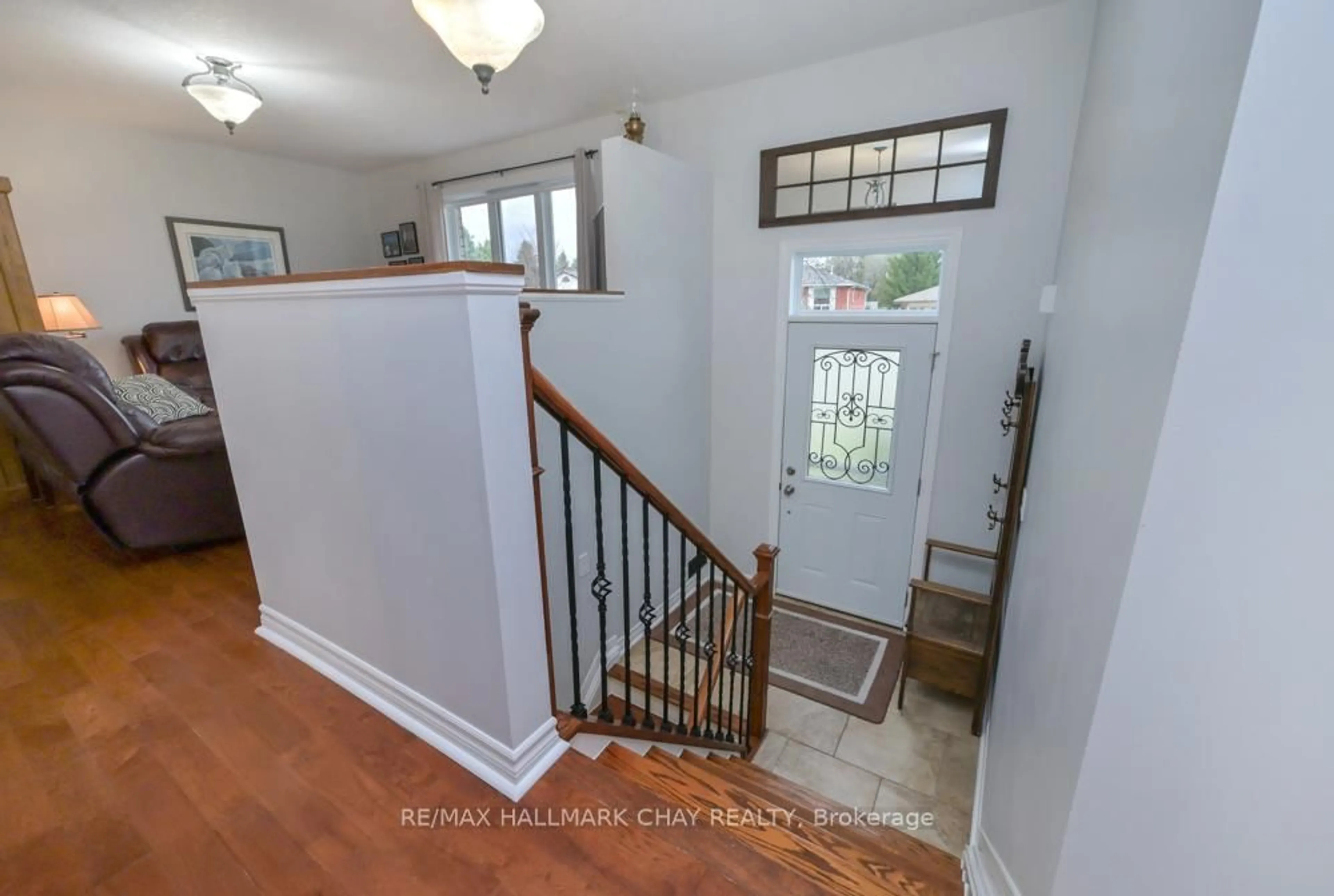 Indoor entryway for 36 Moore Ave, Adjala-Tosorontio Ontario L0M 1J0