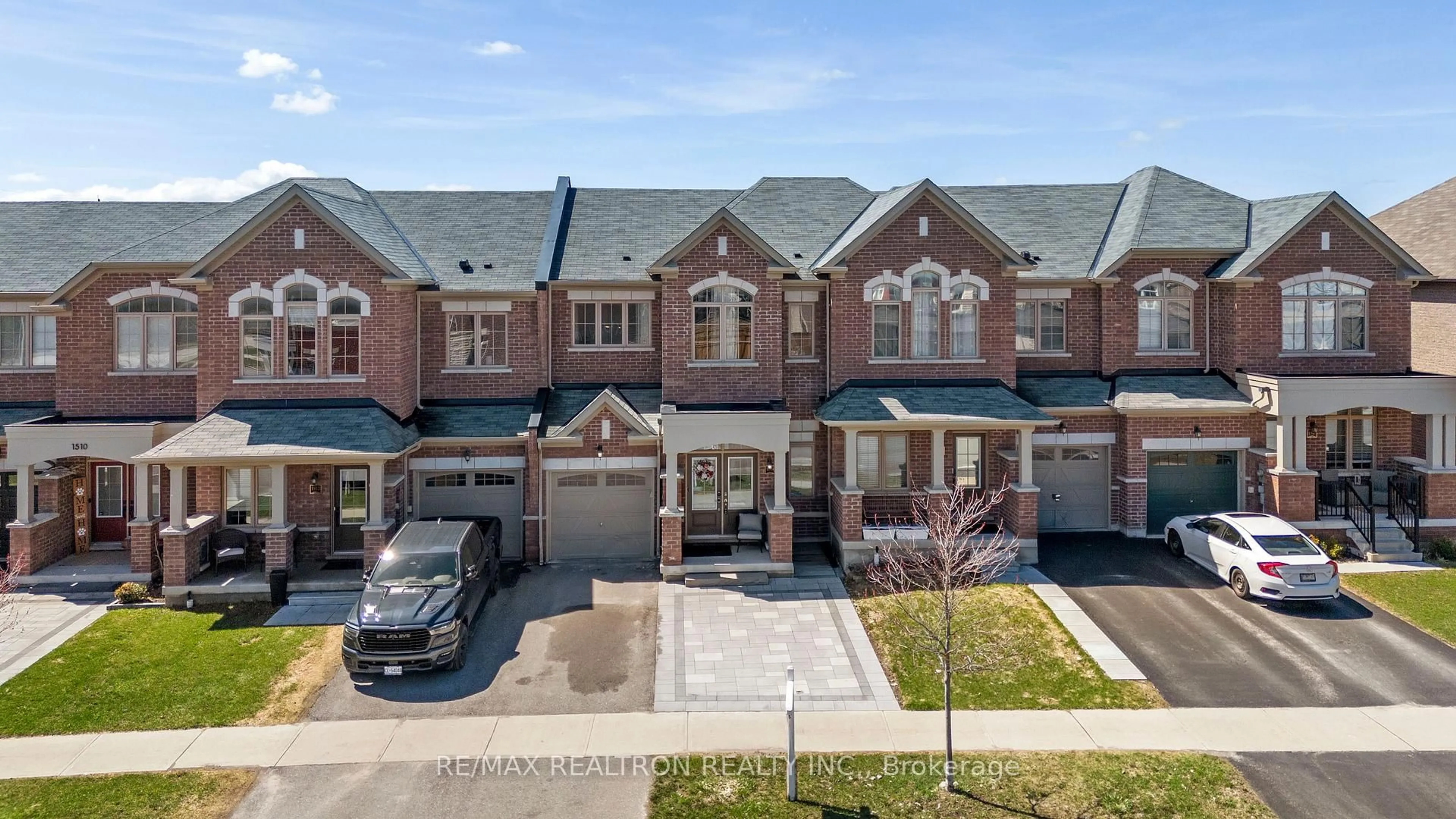 A pic from outside/outdoor area/front of a property/back of a property/a pic from drone, street for 1514 McRoberts Cres, Innisfil Ontario L9S 4R7