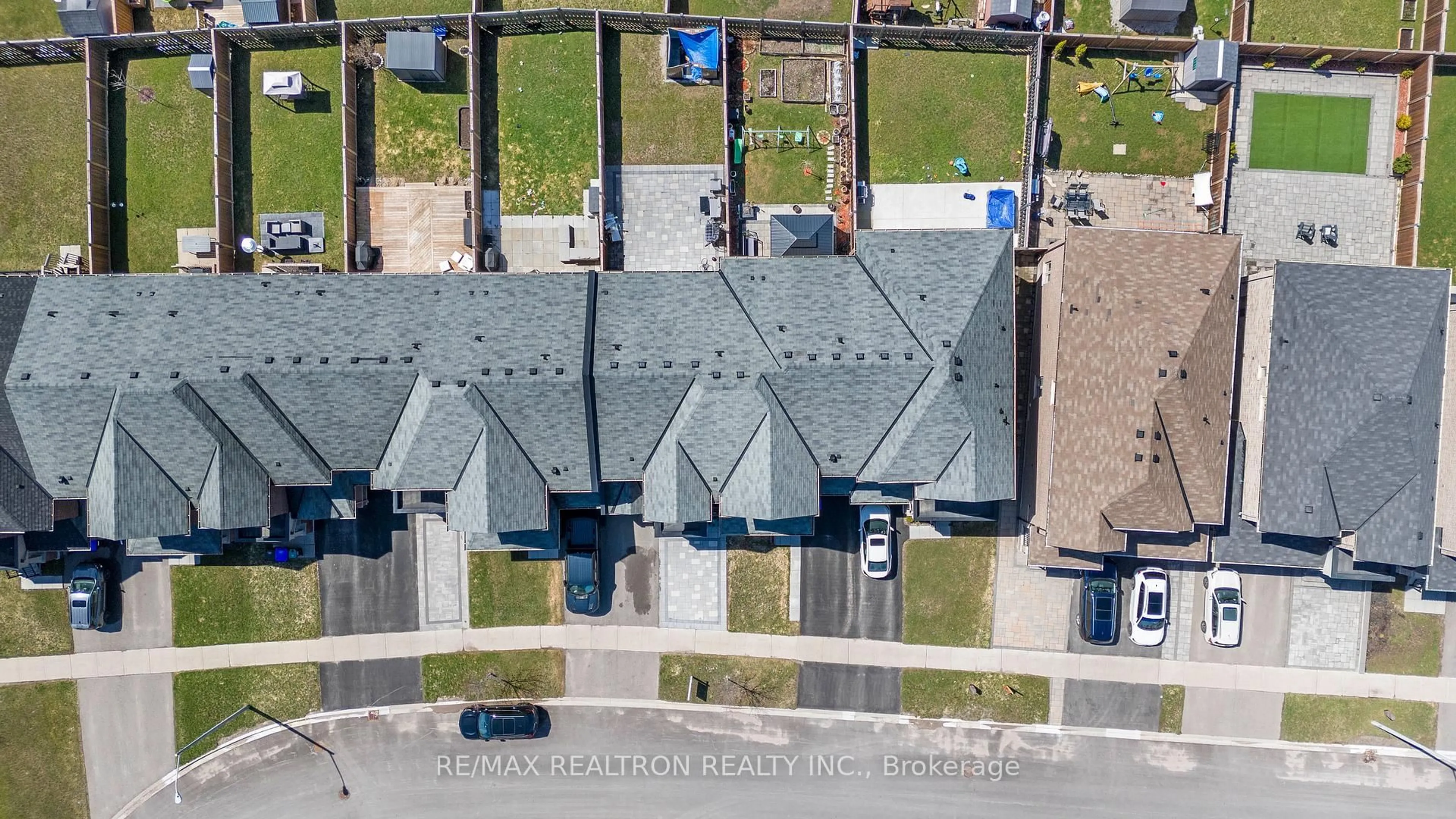 A pic from outside/outdoor area/front of a property/back of a property/a pic from drone, street for 1514 McRoberts Cres, Innisfil Ontario L9S 4R7