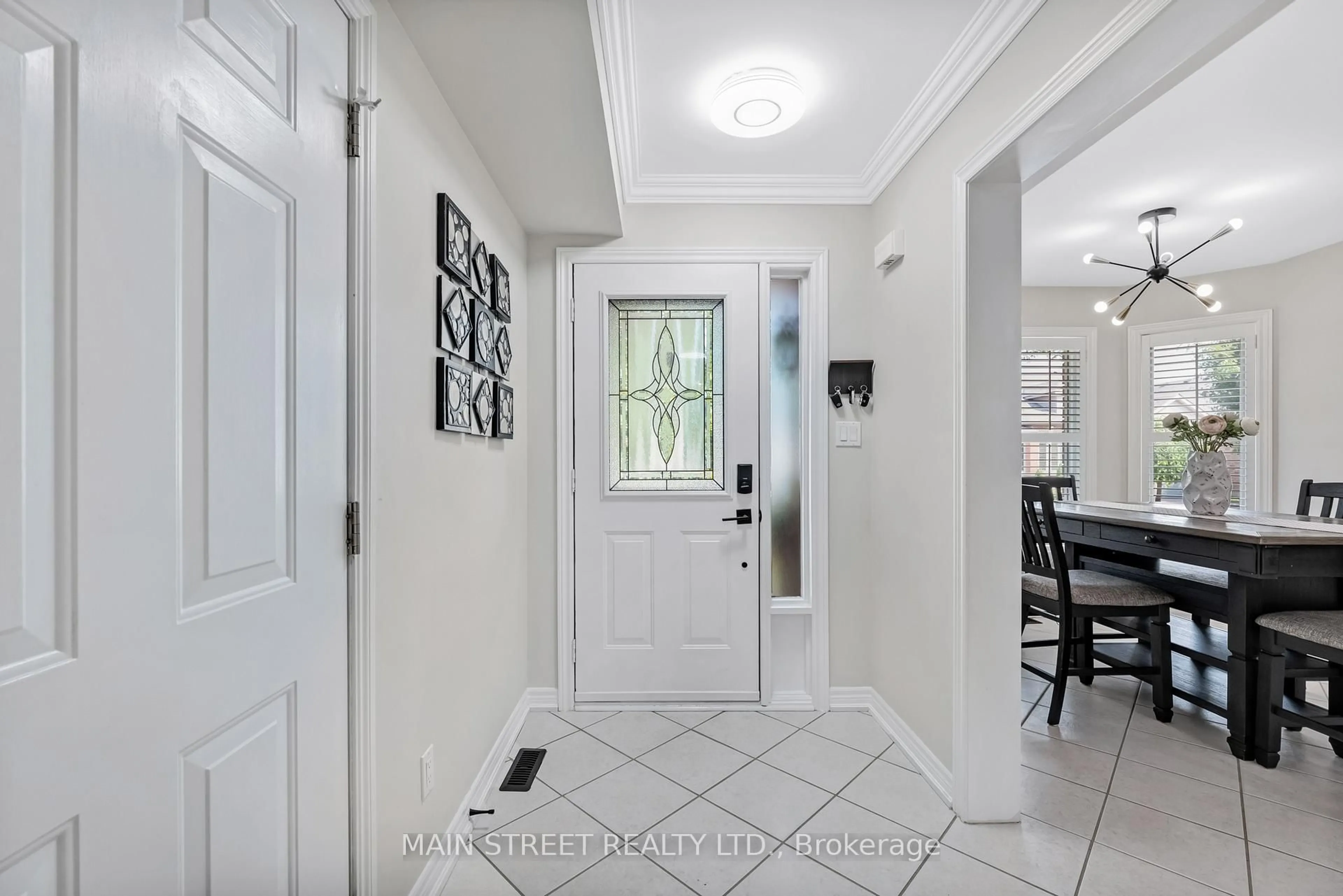 Indoor entryway for 40 Via Amici, New Tecumseth Ontario L9R 2B4