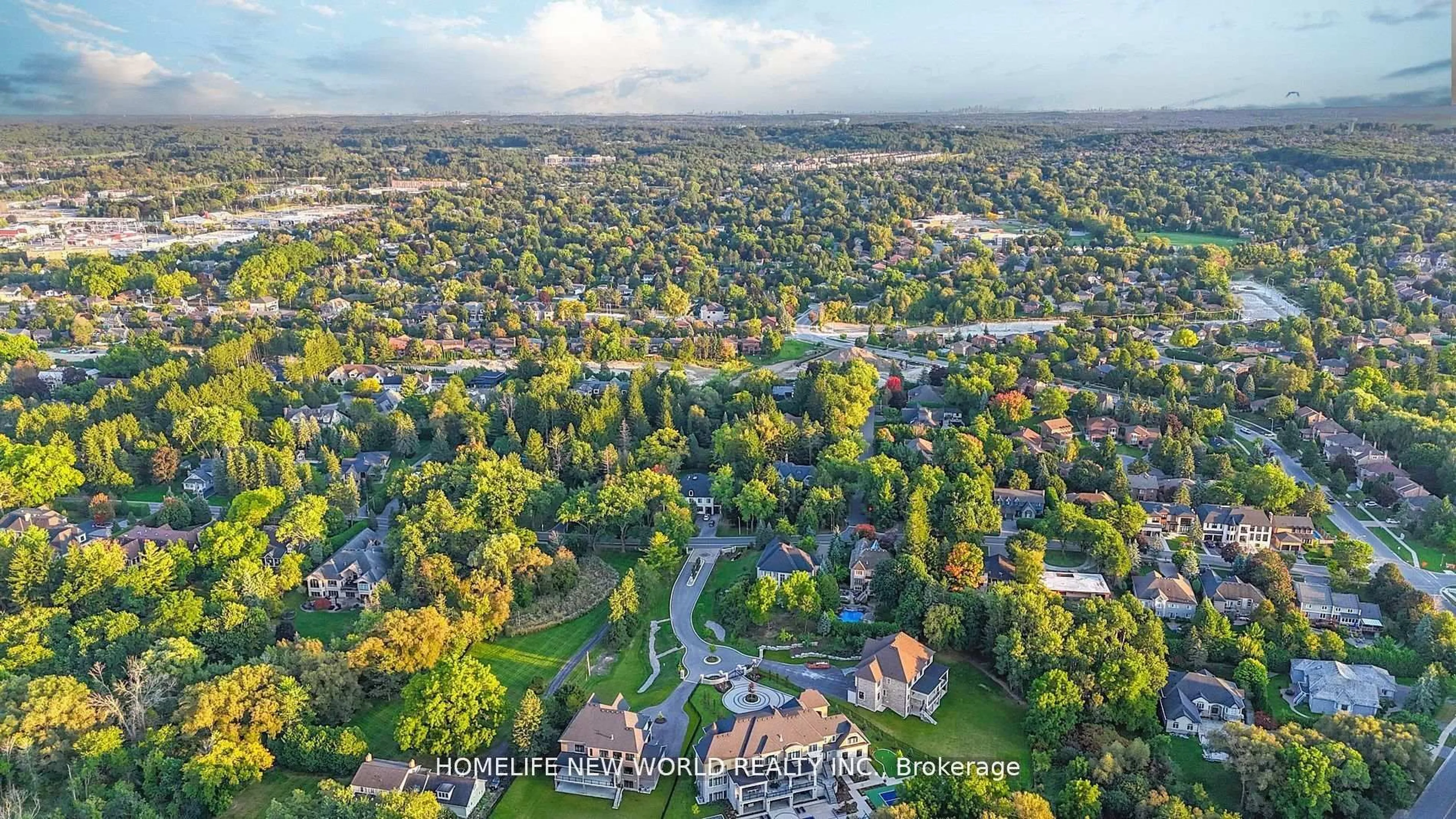 A pic from outside/outdoor area/front of a property/back of a property/a pic from drone, street for 198 Kennedy St, Aurora Ontario L4G 2L7