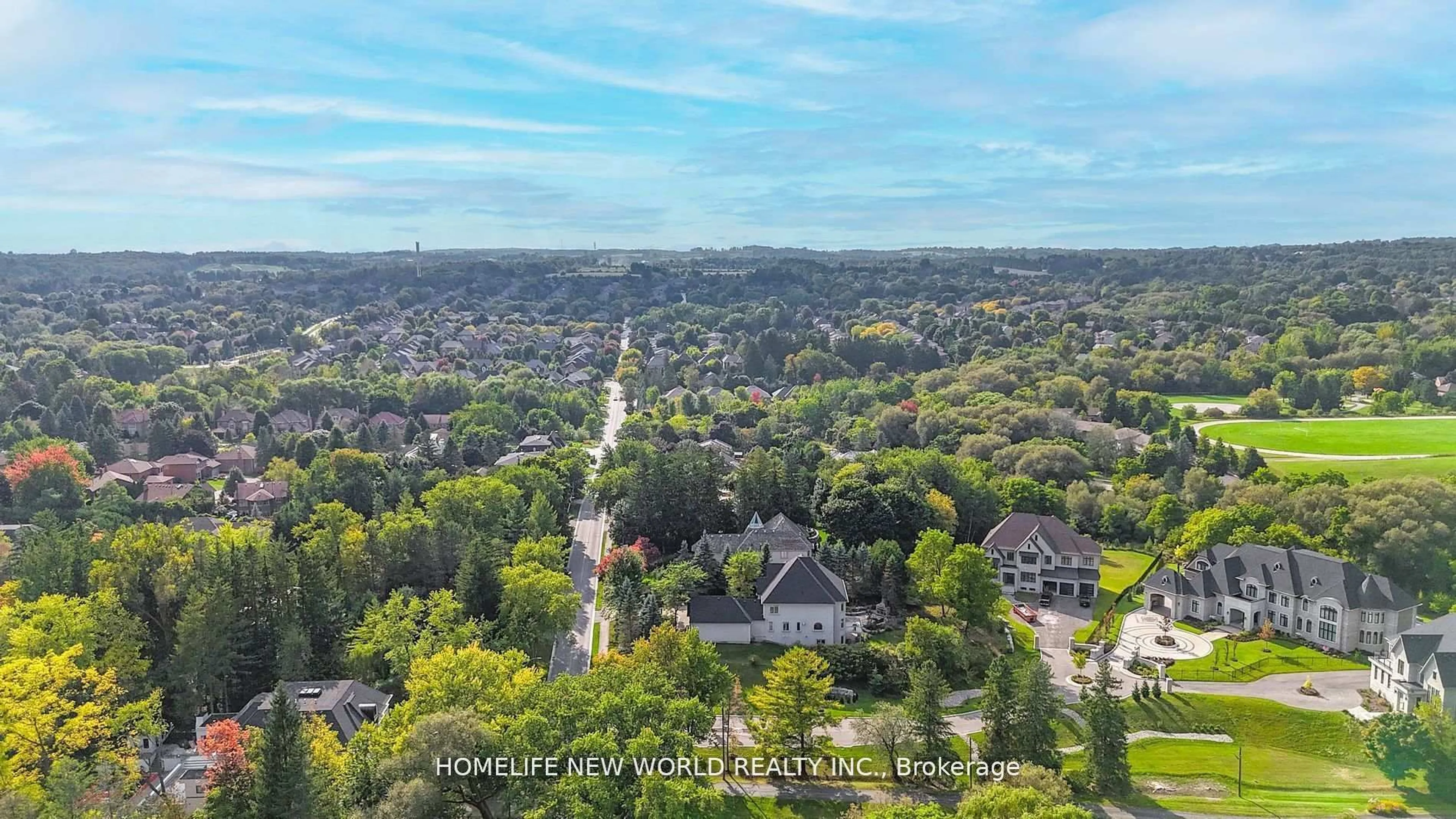 A pic from outside/outdoor area/front of a property/back of a property/a pic from drone, unknown for 198 Kennedy St, Aurora Ontario L4G 2L7