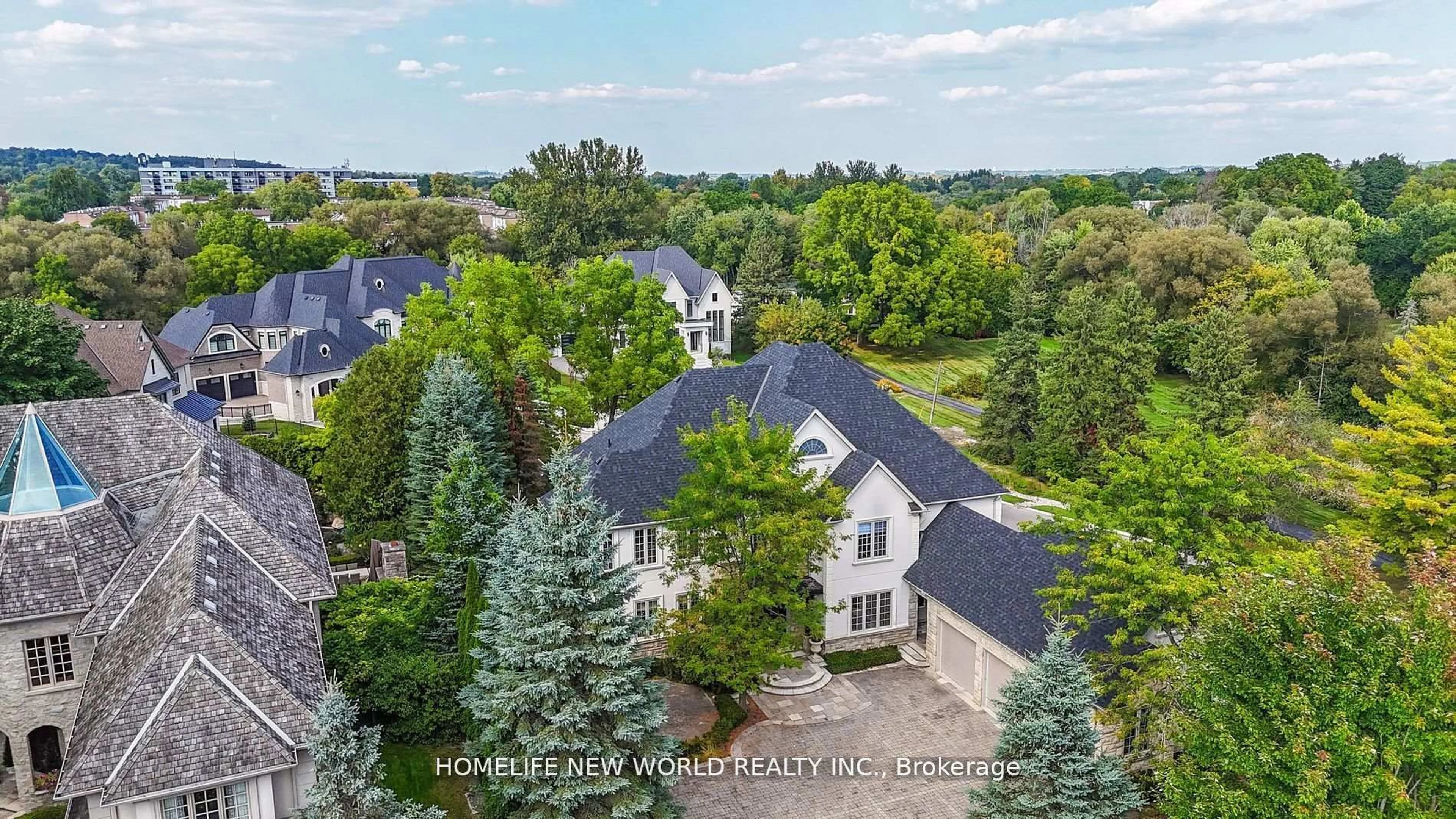 A pic from outside/outdoor area/front of a property/back of a property/a pic from drone, unknown for 198 Kennedy St, Aurora Ontario L4G 2L7