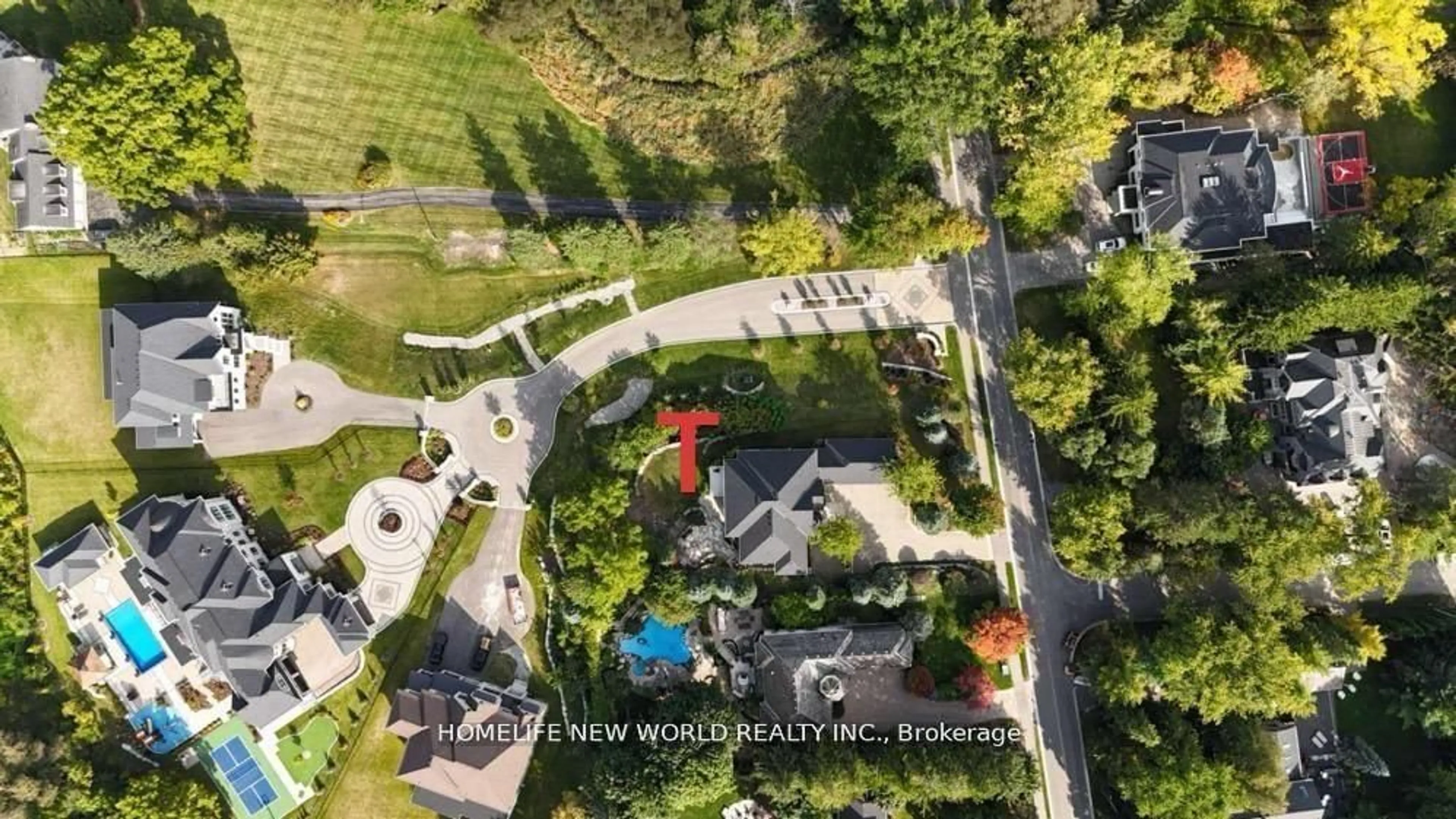 A pic from outside/outdoor area/front of a property/back of a property/a pic from drone, unknown for 198 Kennedy St, Aurora Ontario L4G 2L7