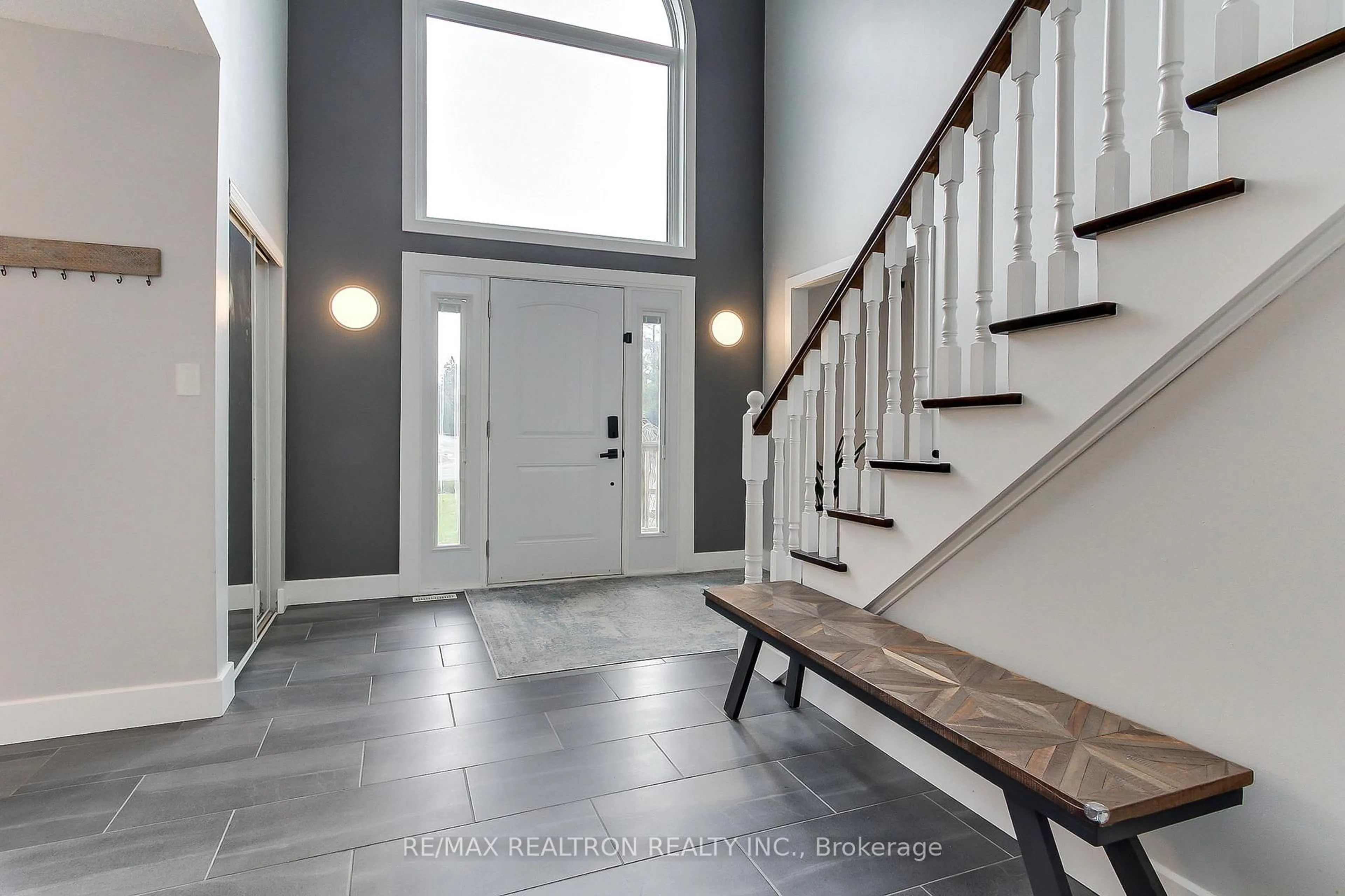 Indoor entryway for 860 Blackwoods Ave, Innisfil Ontario L9S 1S8