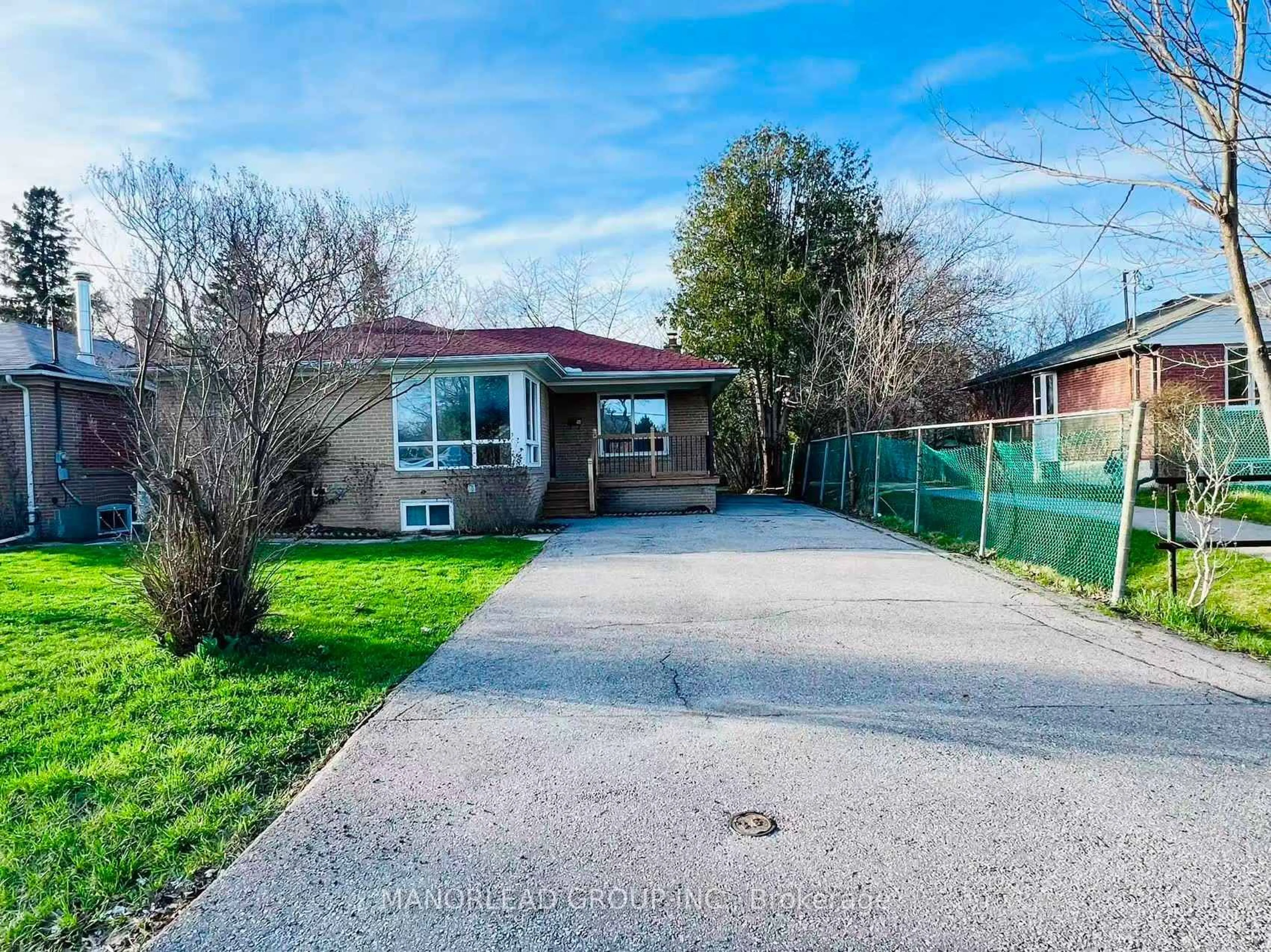 A pic from outside/outdoor area/front of a property/back of a property/a pic from drone, street for 90 Rockport Cres, Richmond Hill Ontario L4C 2L8