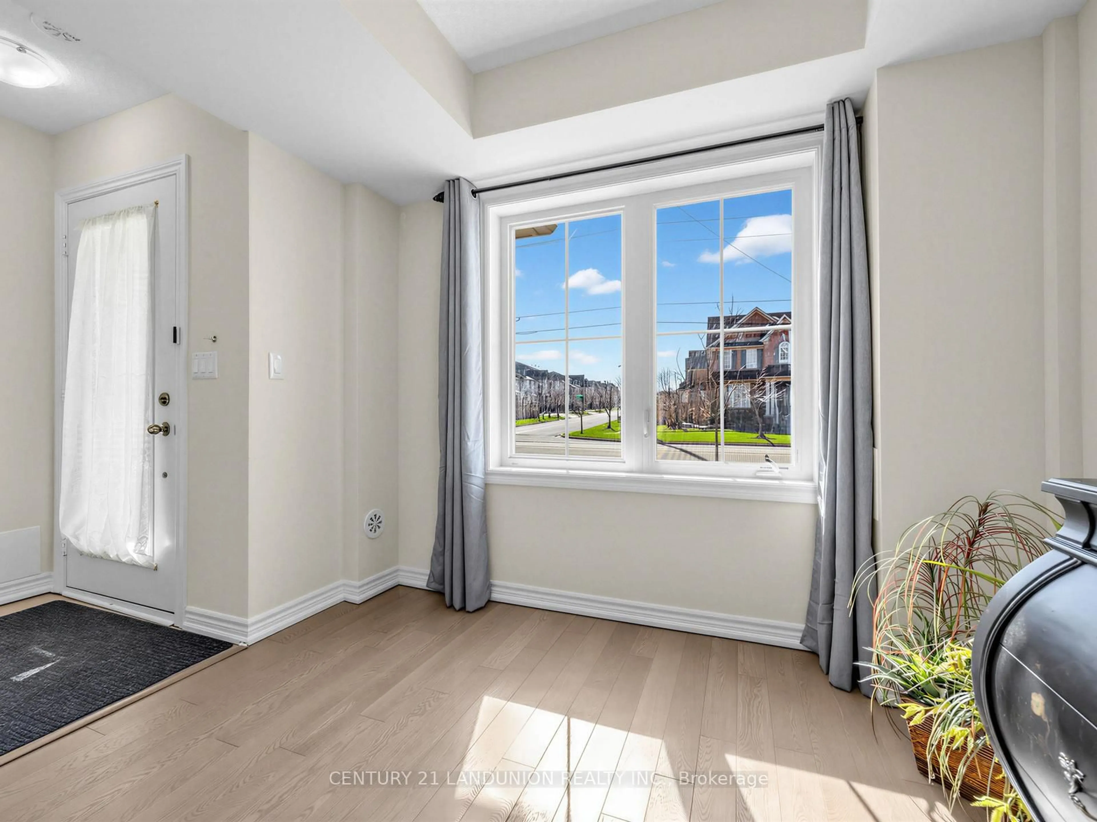 Indoor entryway for 10941 Victoria Square Blvd, Markham Ontario L6C 0Z3