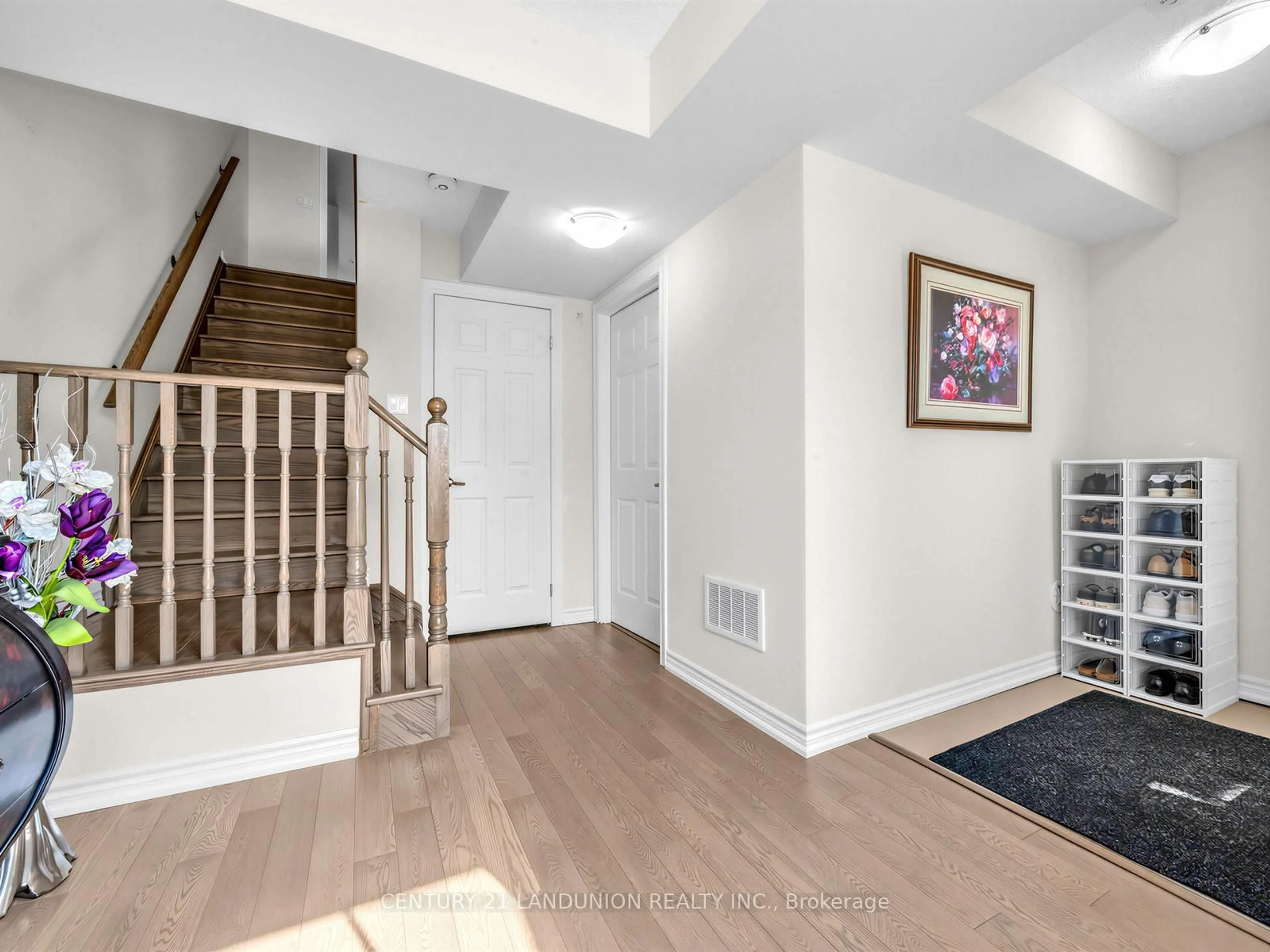 Indoor entryway for 10941 Victoria Square Blvd, Markham Ontario L6C 0Z3