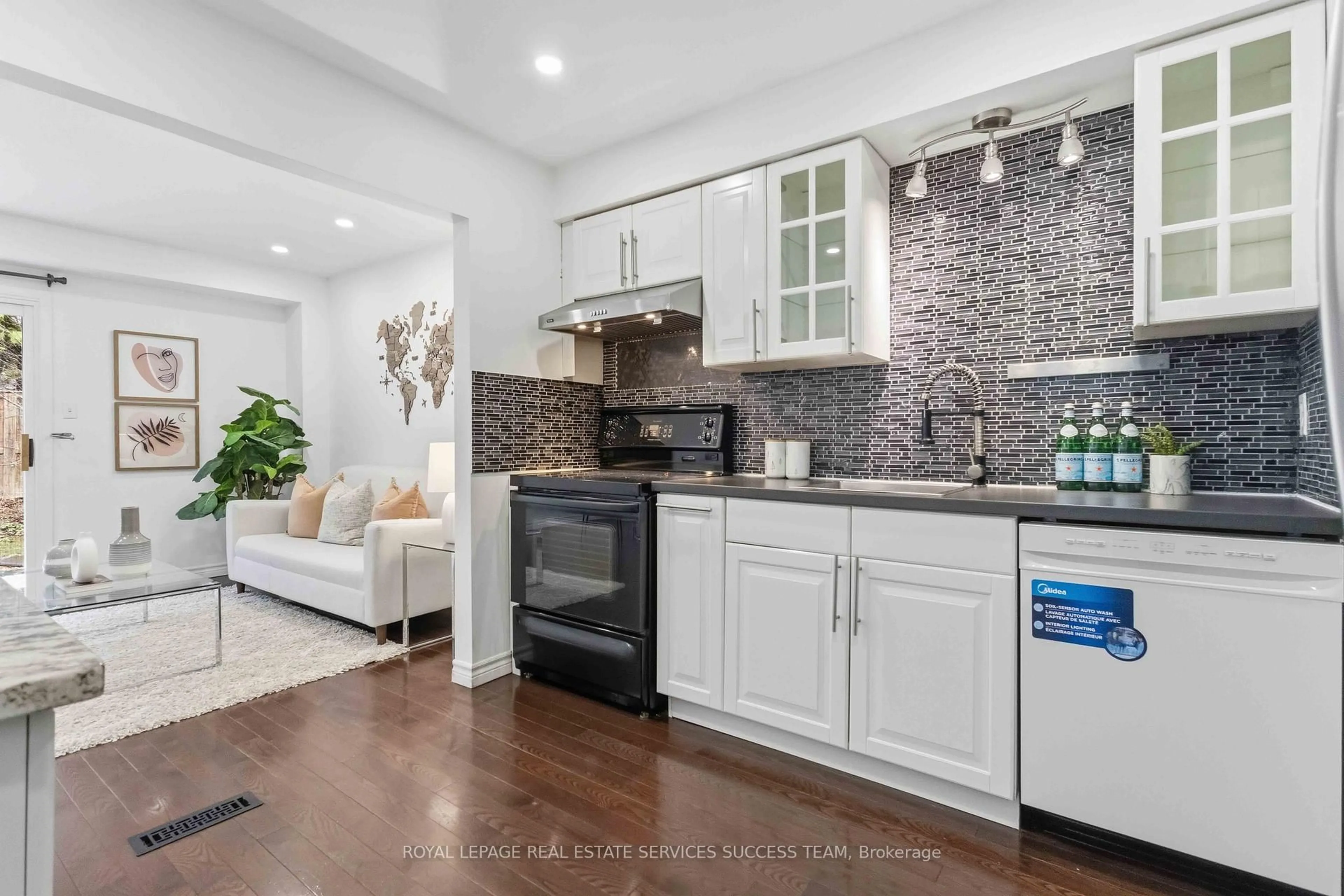 Open concept kitchen, ceramic/tile floor for 31 Thatcher's Mill Way, Markham Ontario L3P 3T2