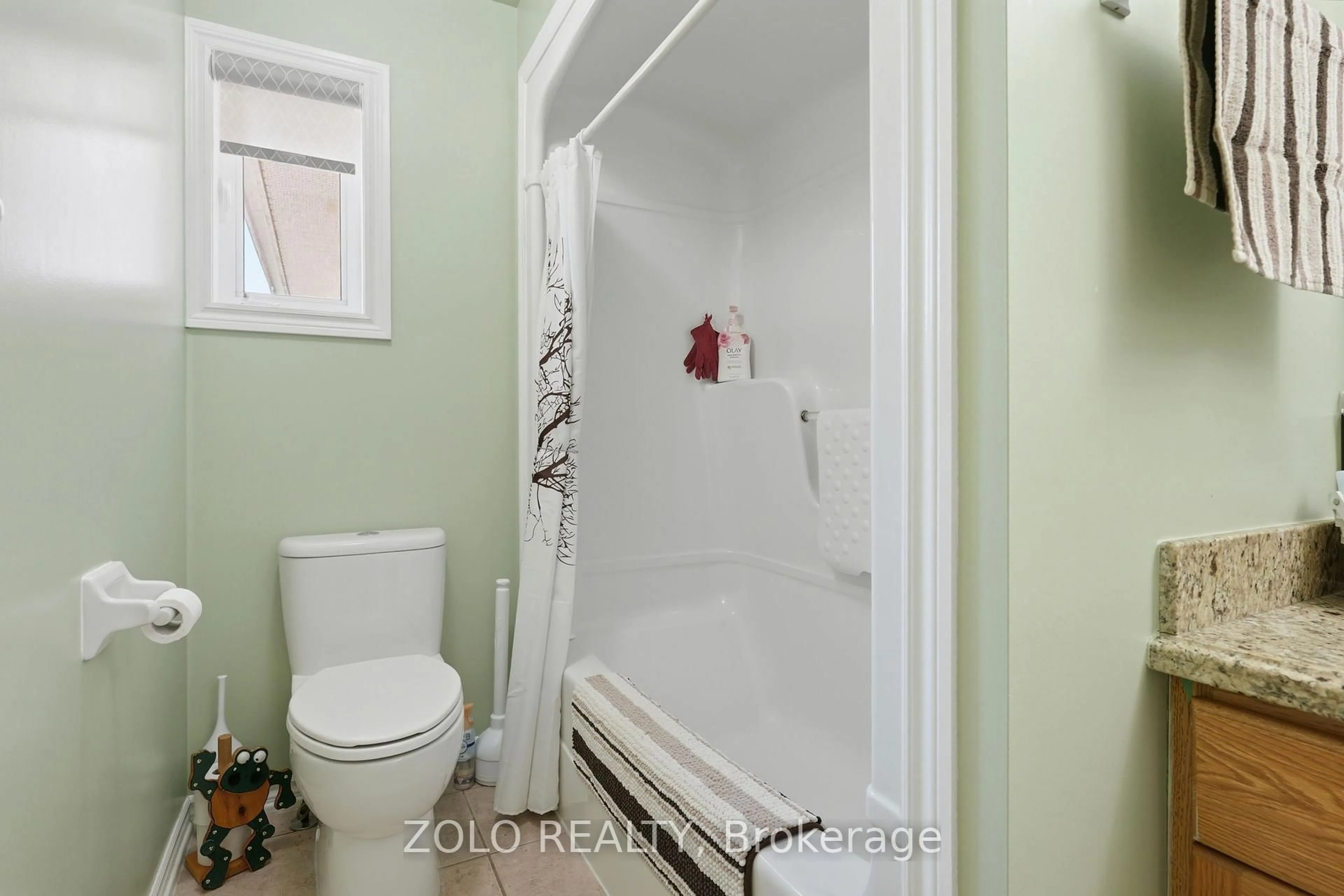 Standard bathroom, ceramic/tile floor for 30 Sunset Beach Rd, Georgina Ontario L0E 1N0