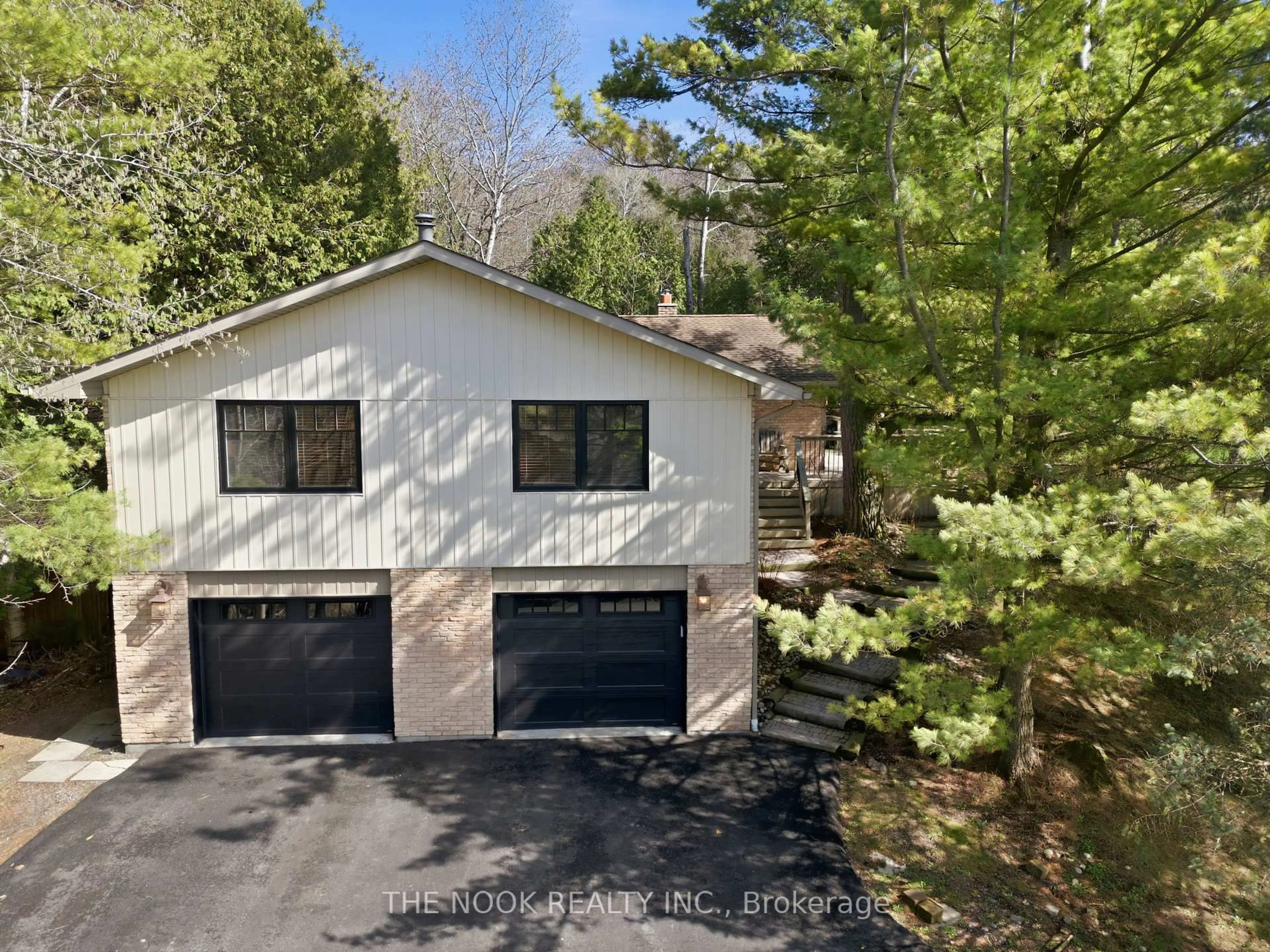 A pic from outside/outdoor area/front of a property/back of a property/a pic from drone, unknown for 77 Cook Dr, King Ontario L7B 0E6