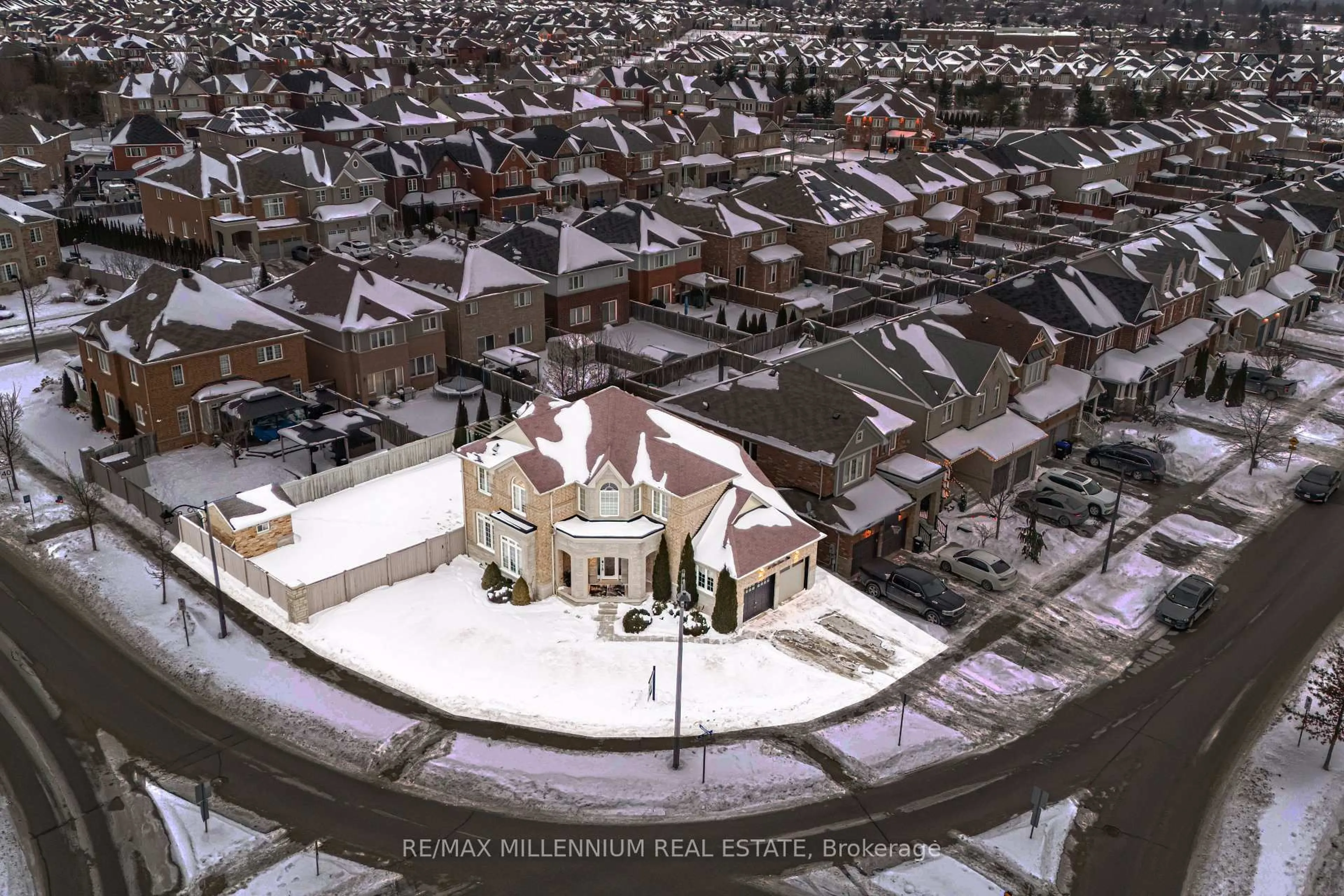 A pic from outside/outdoor area/front of a property/back of a property/a pic from drone, street for 132 Blue Dasher Blvd, Bradford West Gwillimbury Ontario L3Z 0E5