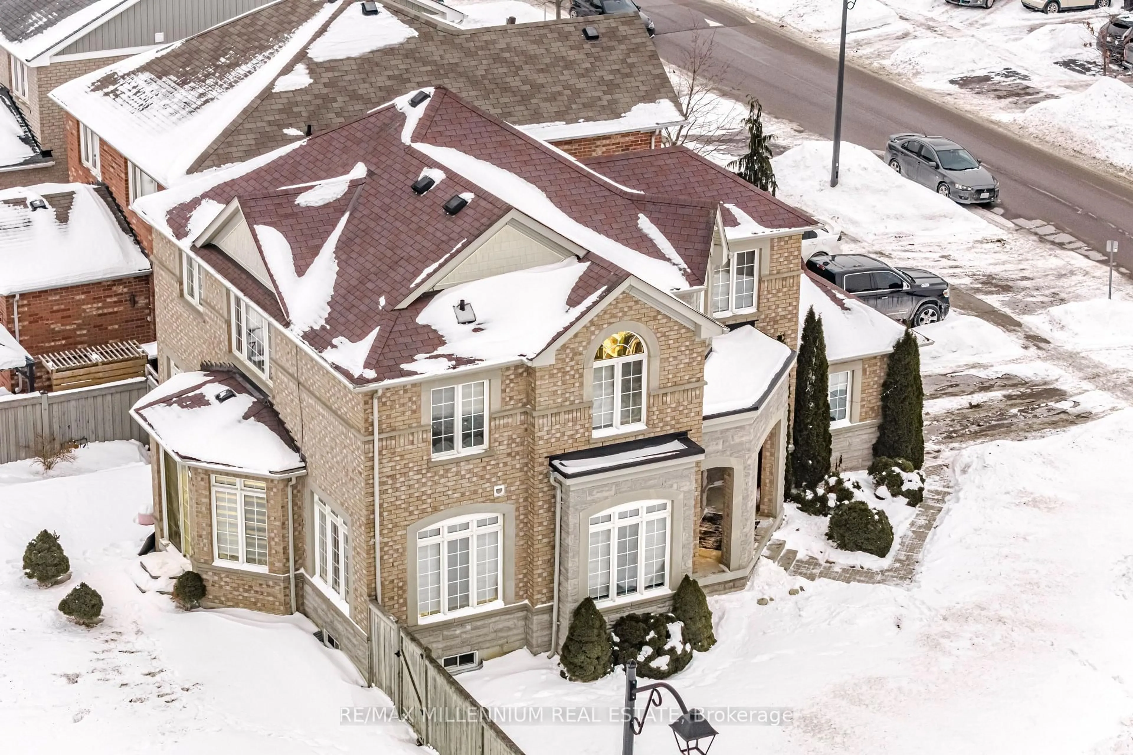 A pic from outside/outdoor area/front of a property/back of a property/a pic from drone, street for 132 Blue Dasher Blvd, Bradford West Gwillimbury Ontario L3Z 0E5