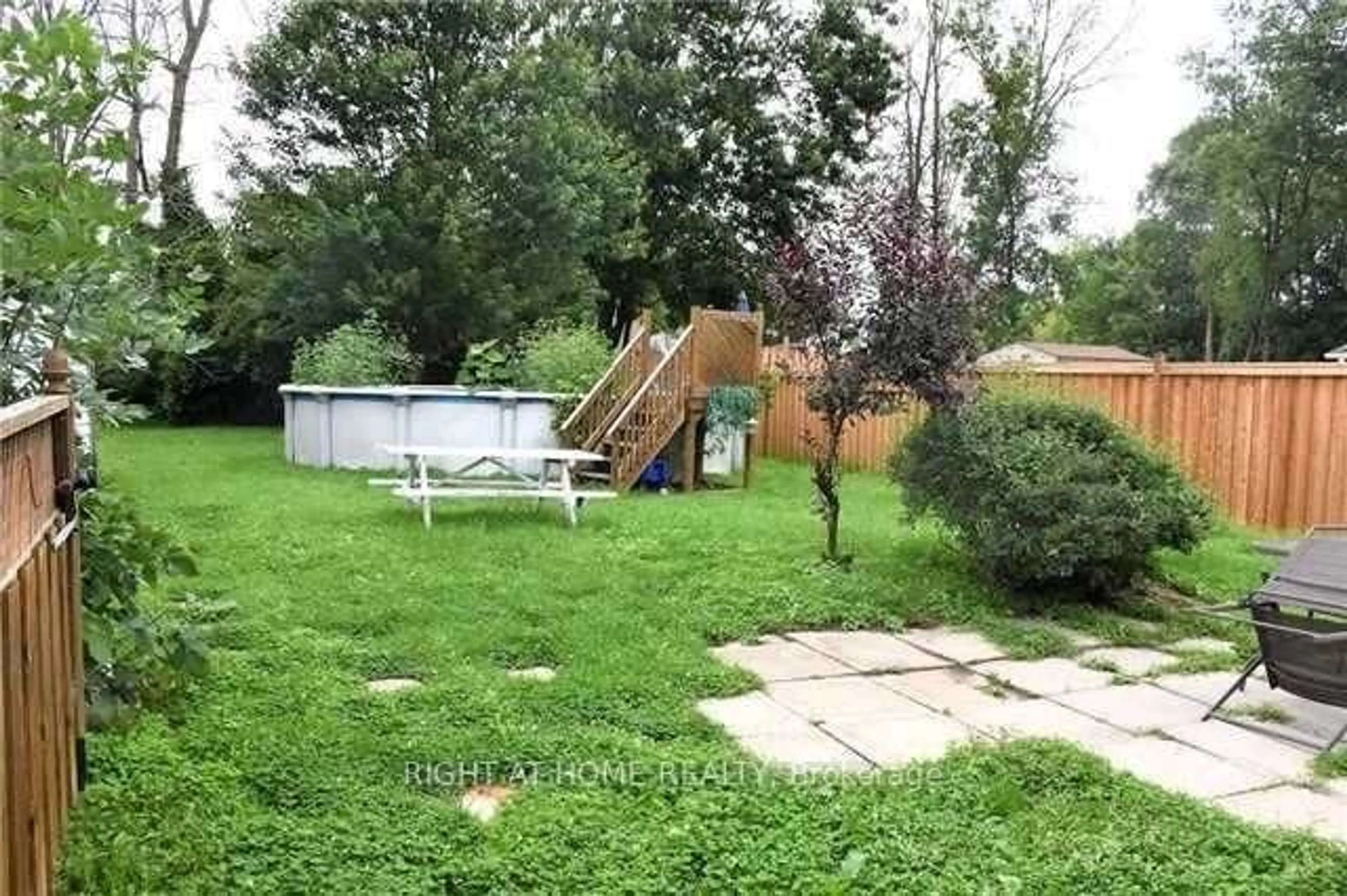 Patio, street for 230 Bayview Ave, Georgina Ontario L4P 2T2