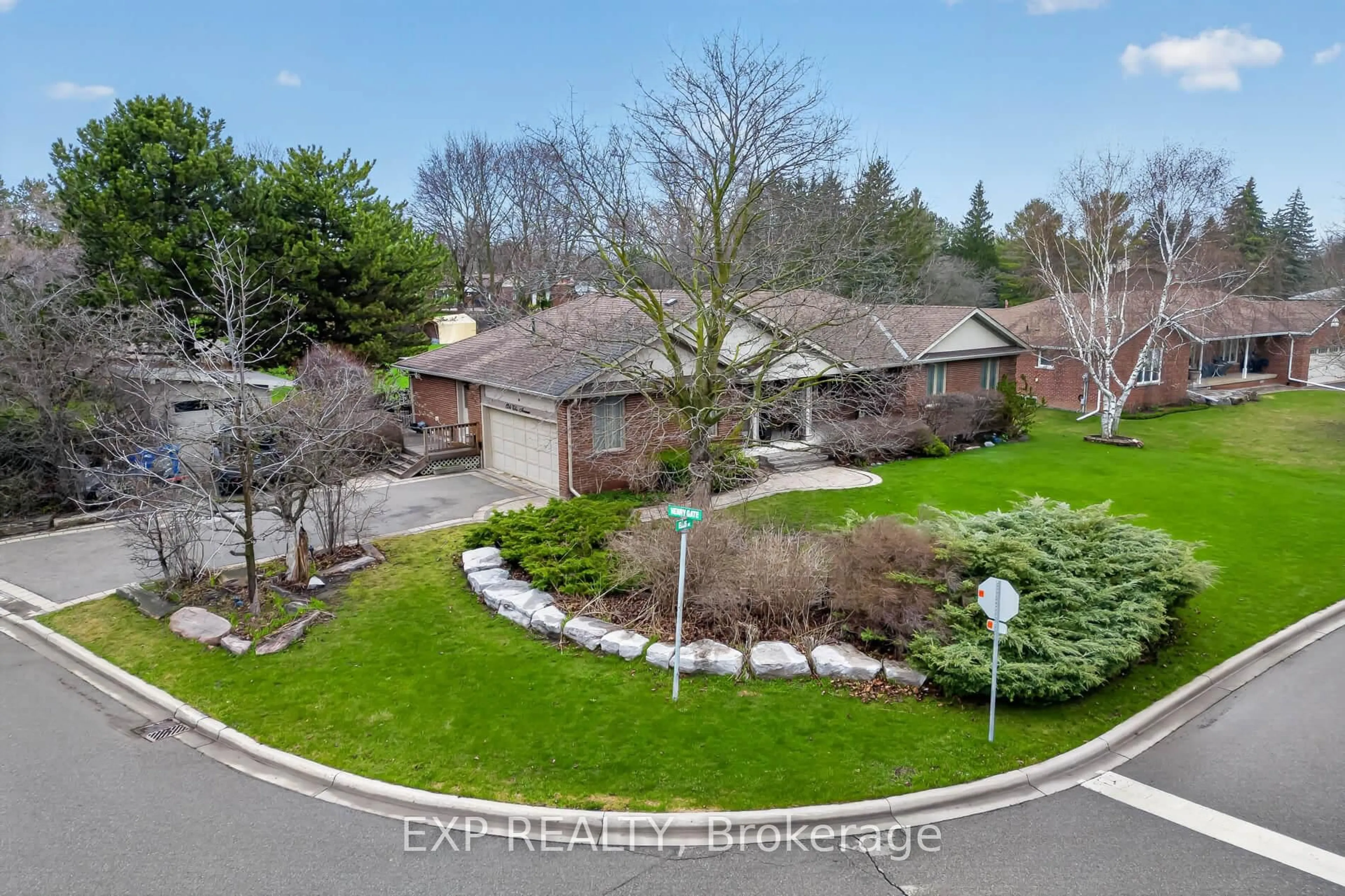 A pic from outside/outdoor area/front of a property/back of a property/a pic from drone, street for 124 Ellis Ave, King Ontario L0G 1N0