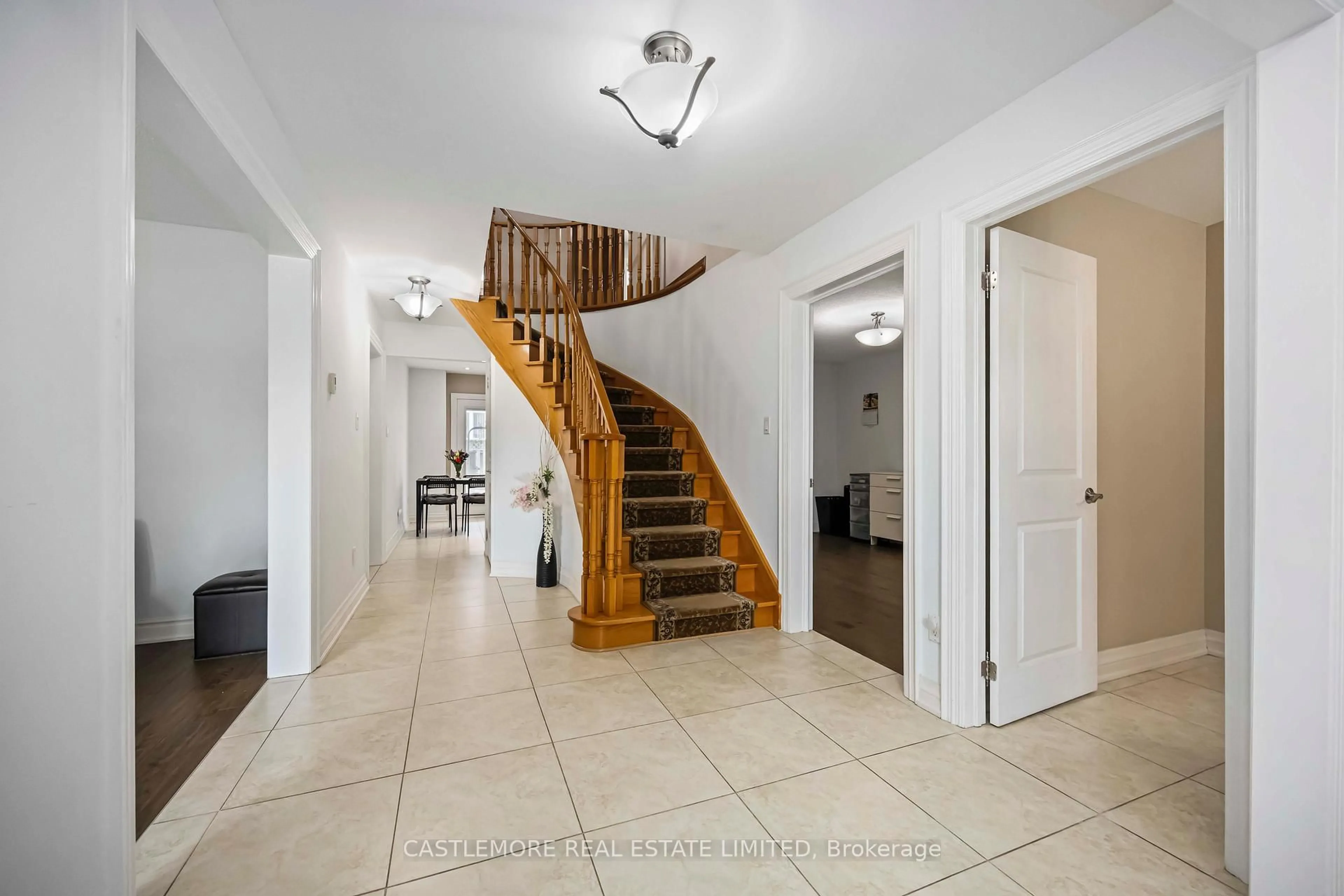 Indoor foyer for 119 Spring Town Rd, Vaughan Ontario L4L 8E6