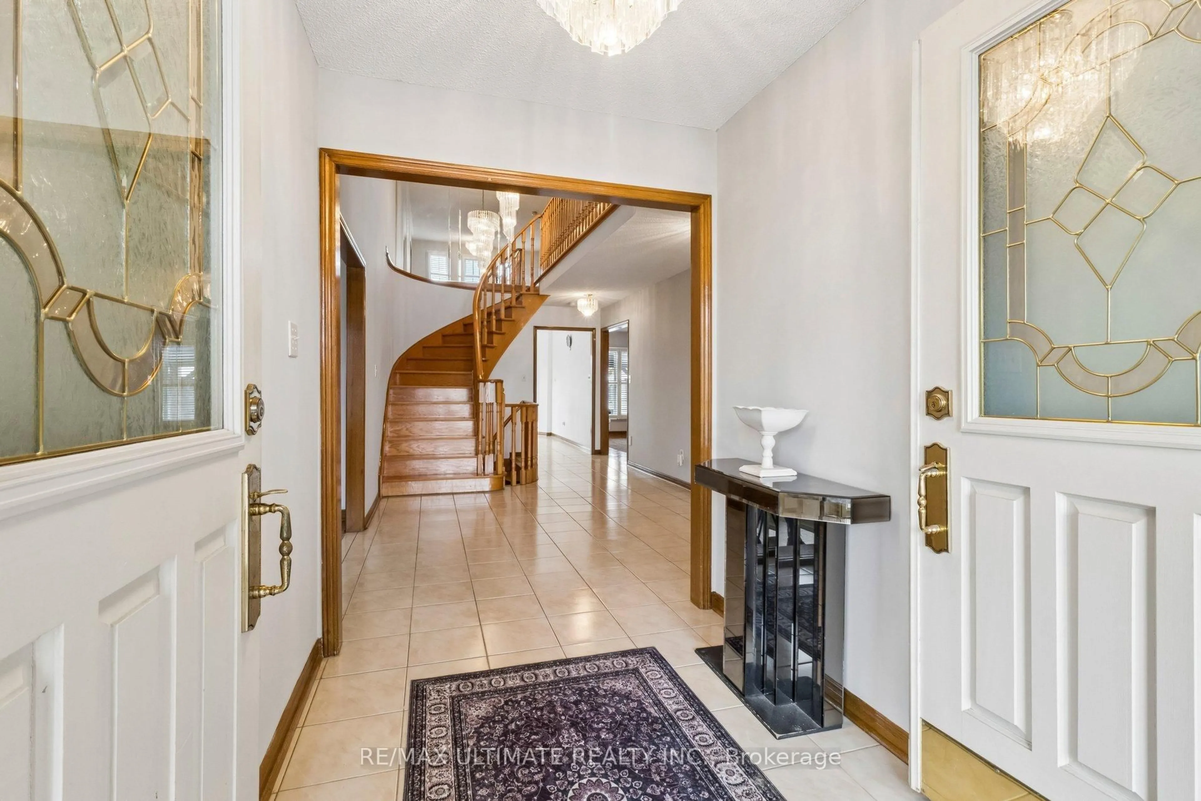 Indoor foyer for 149 Castlehill Rd, Vaughan Ontario L6A 1N7